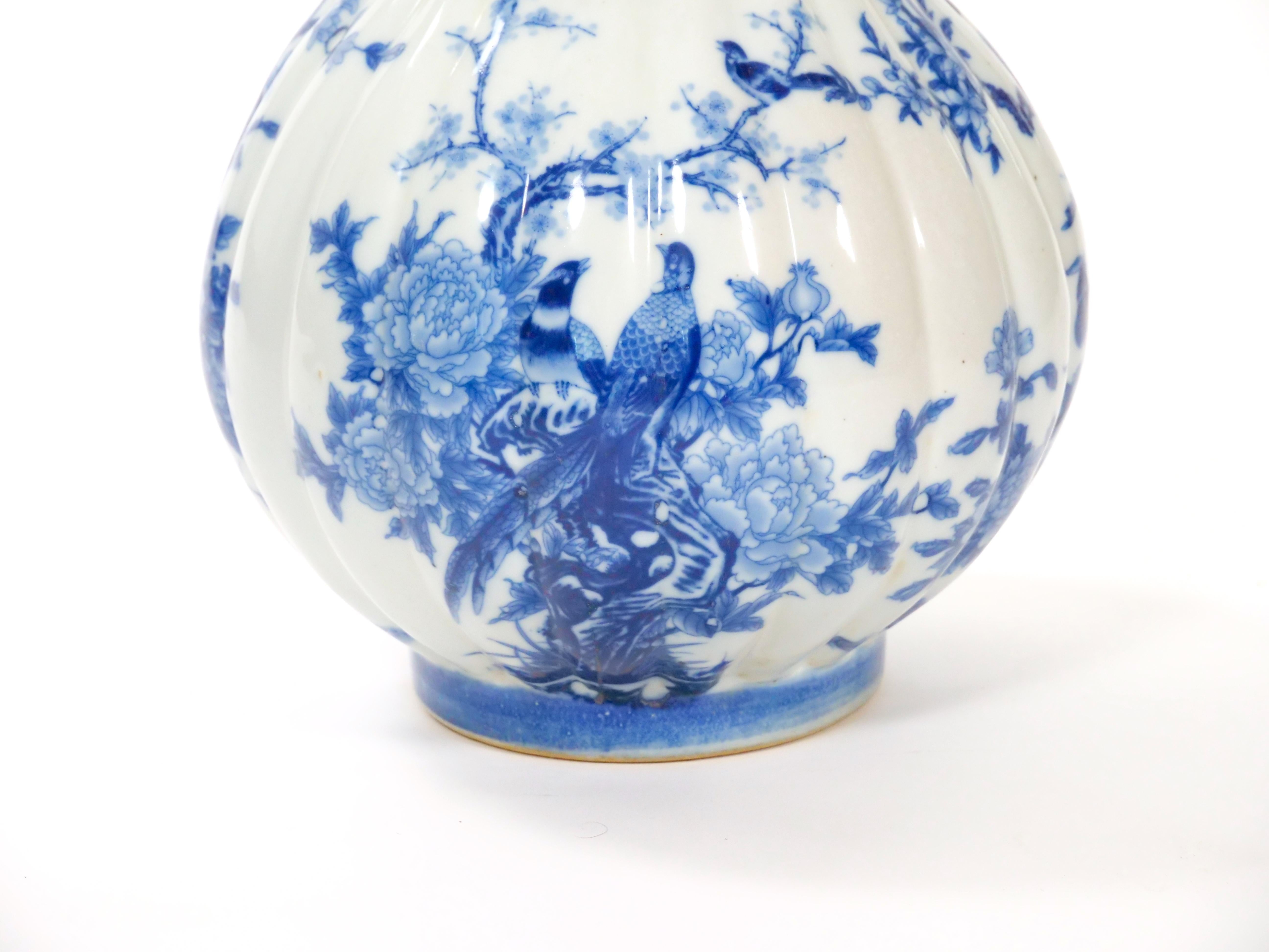 Urna decorativa di grandi dimensioni in porcellana blu/bianca da esportazione del XIX secolo in vendita 1