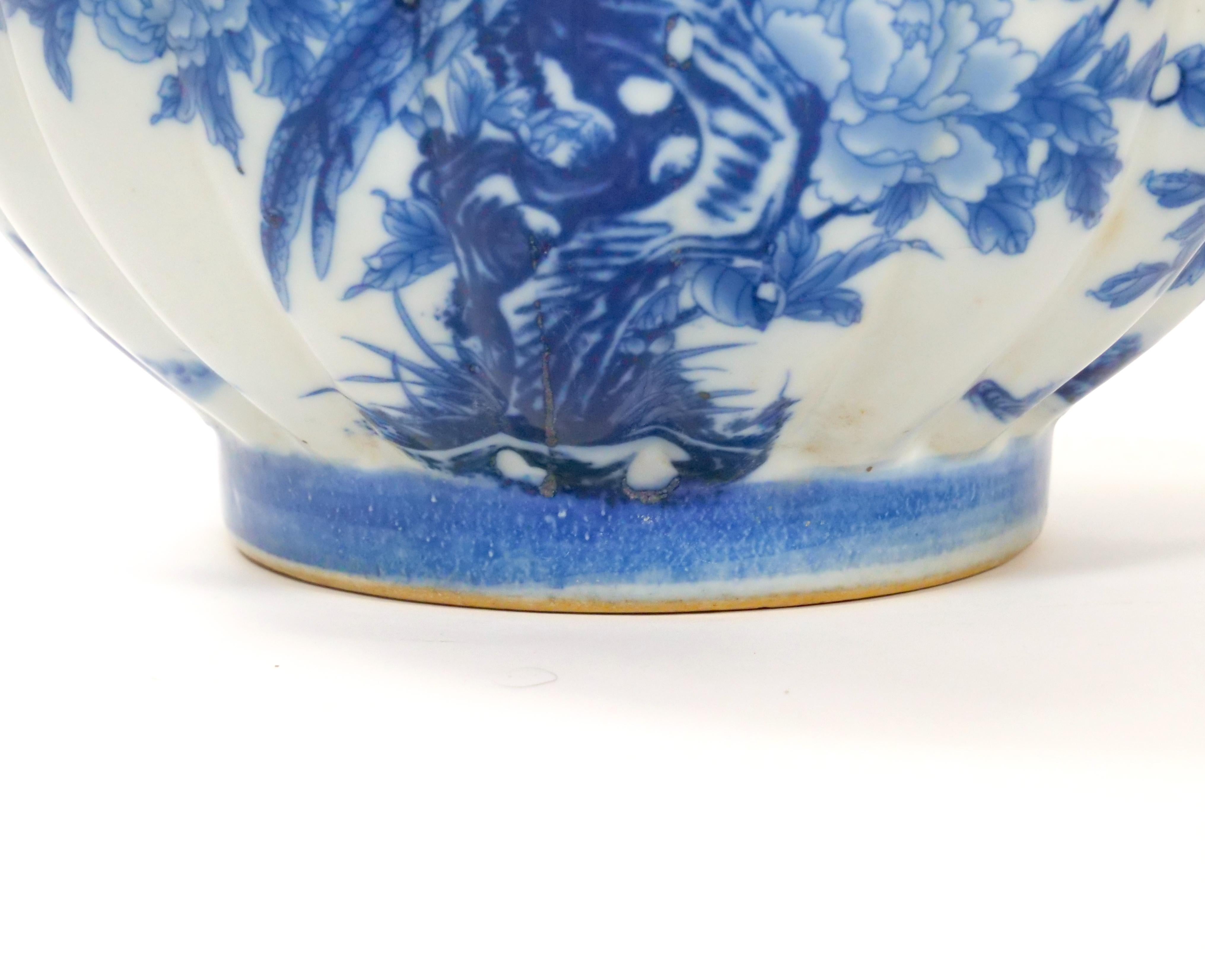 Urna decorativa di grandi dimensioni in porcellana blu/bianca da esportazione del XIX secolo in vendita 2