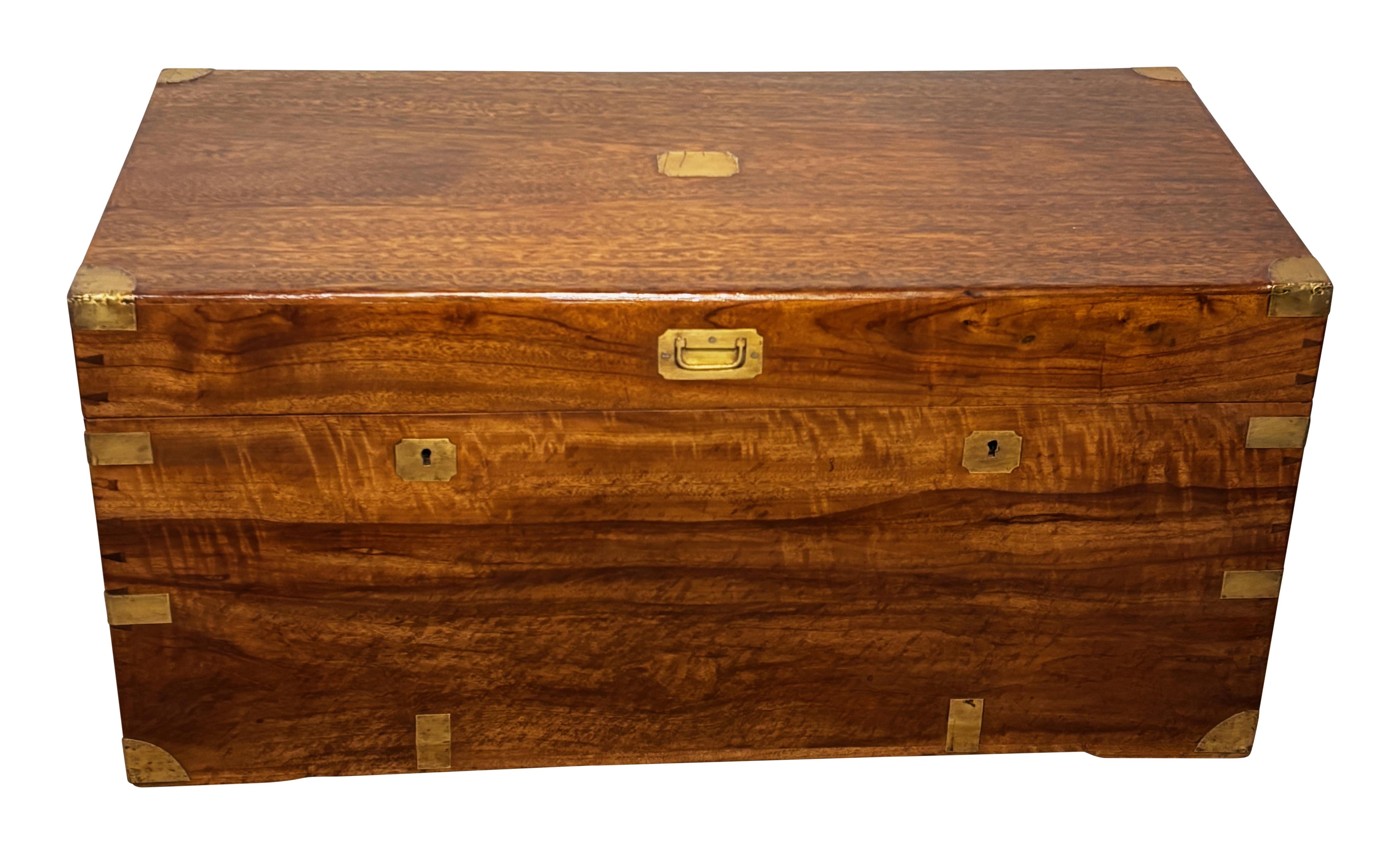 Legno di canfora - Baule da esportazione cinese della fine del XIX secolo con ferramenta in ottone.
Interni recentemente rifiniti e puliti.
Nel complesso è in ottime condizioni d'epoca, con alcune piccole imperfezioni dell'ottone che ci si