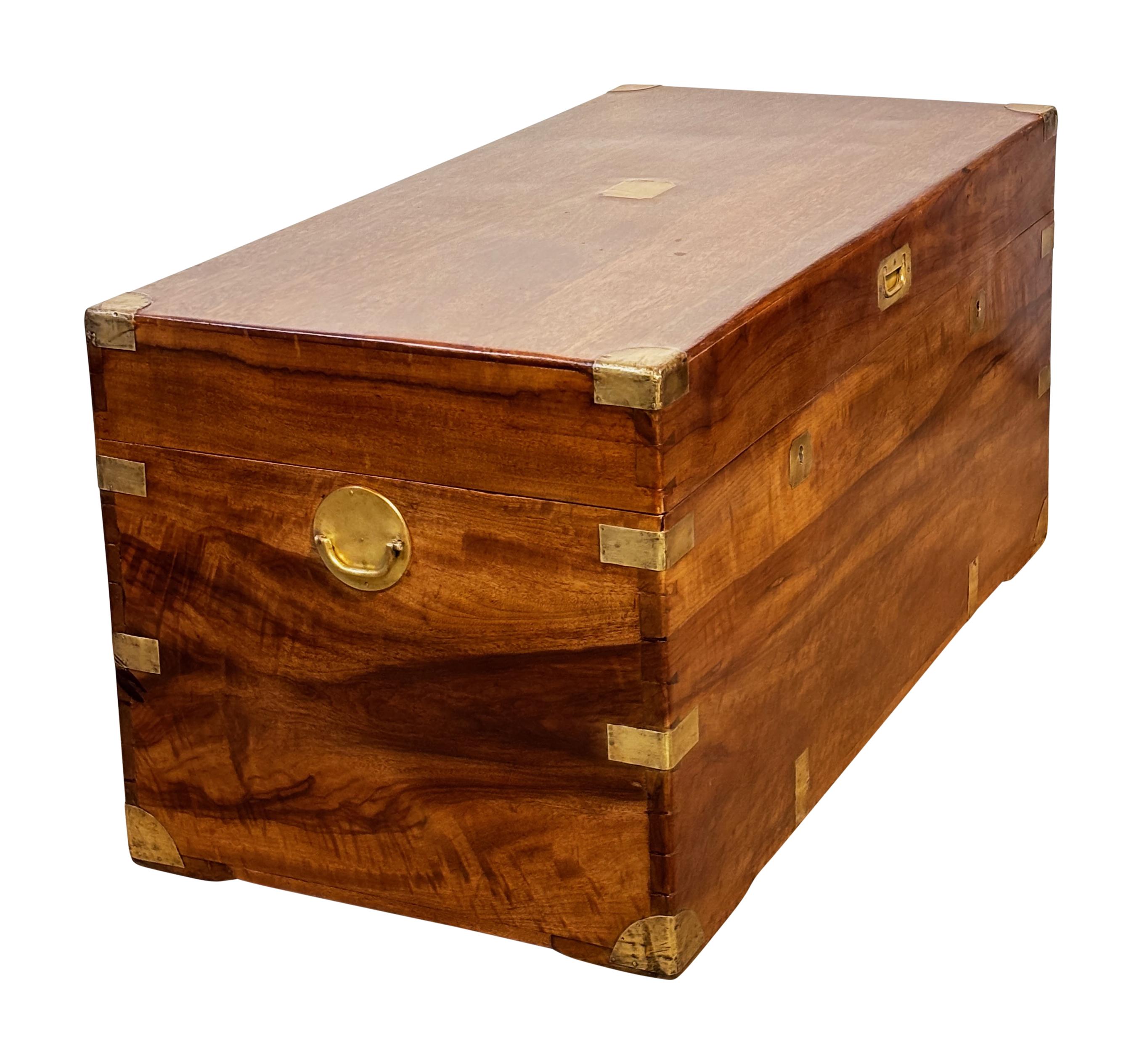 Ottone Cassapanca in legno di canfora da esportazione cinese del XIX secolo in vendita