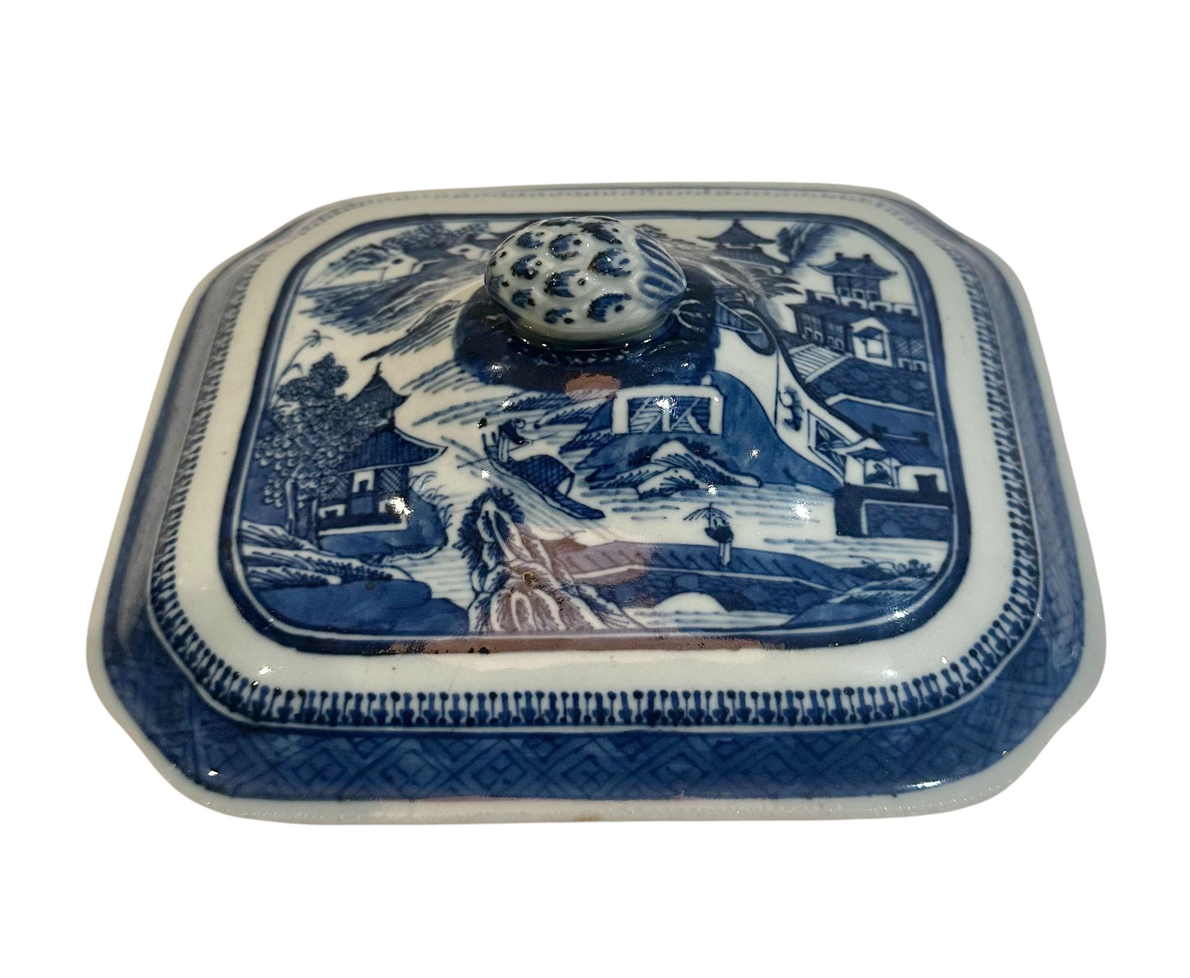 Plat de service bleu et blanc de Canton exporté de Chine au 19e siècle en vente 4