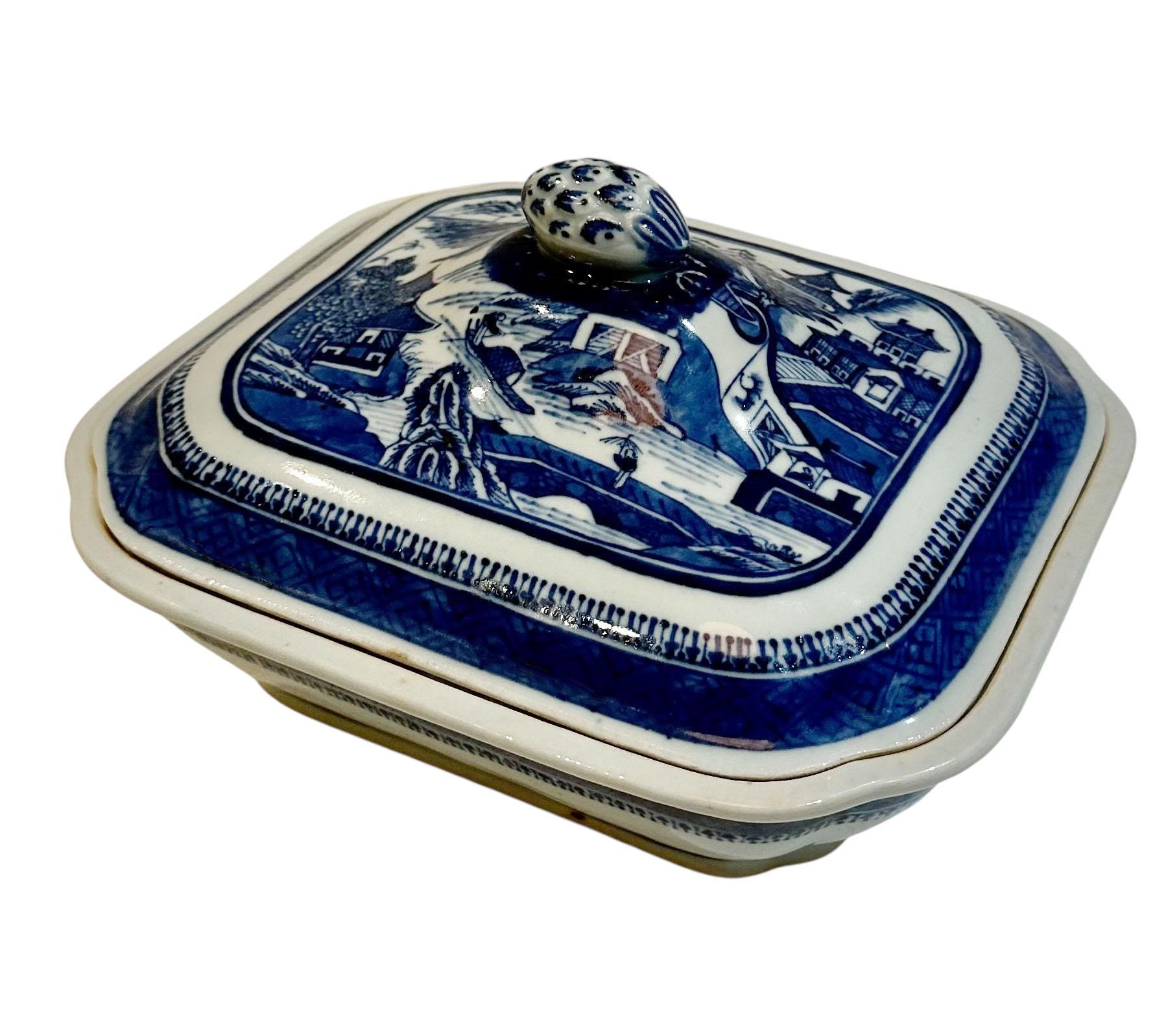 Un plat de service en porcelaine bleue et blanche de Canton, exportation chinoise du XIXe siècle, remarquable par sa forme élégante et sa décoration intérieure inhabituellement détaillée, une caractéristique qui distingue cette pièce à la fois en