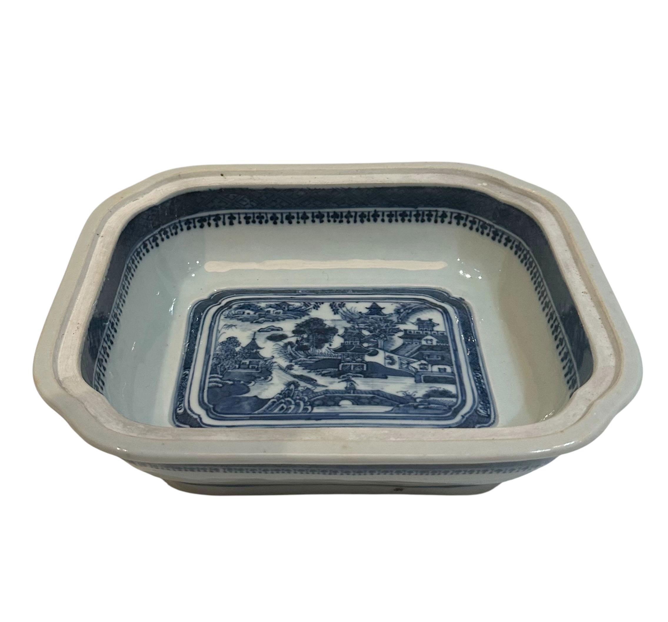 Plat de service bleu et blanc de Canton exporté de Chine au 19e siècle Bon état - En vente à Tampa, FL