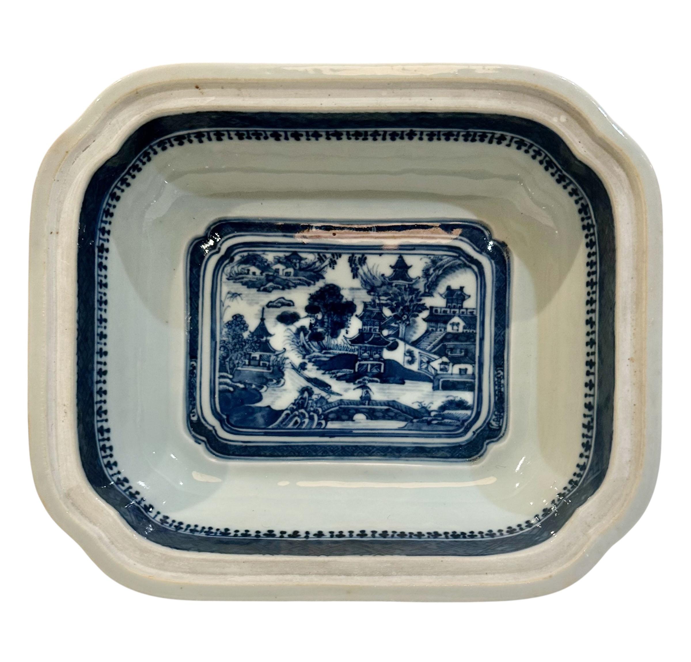 Milieu du XIXe siècle Plat de service bleu et blanc de Canton exporté de Chine au 19e siècle en vente
