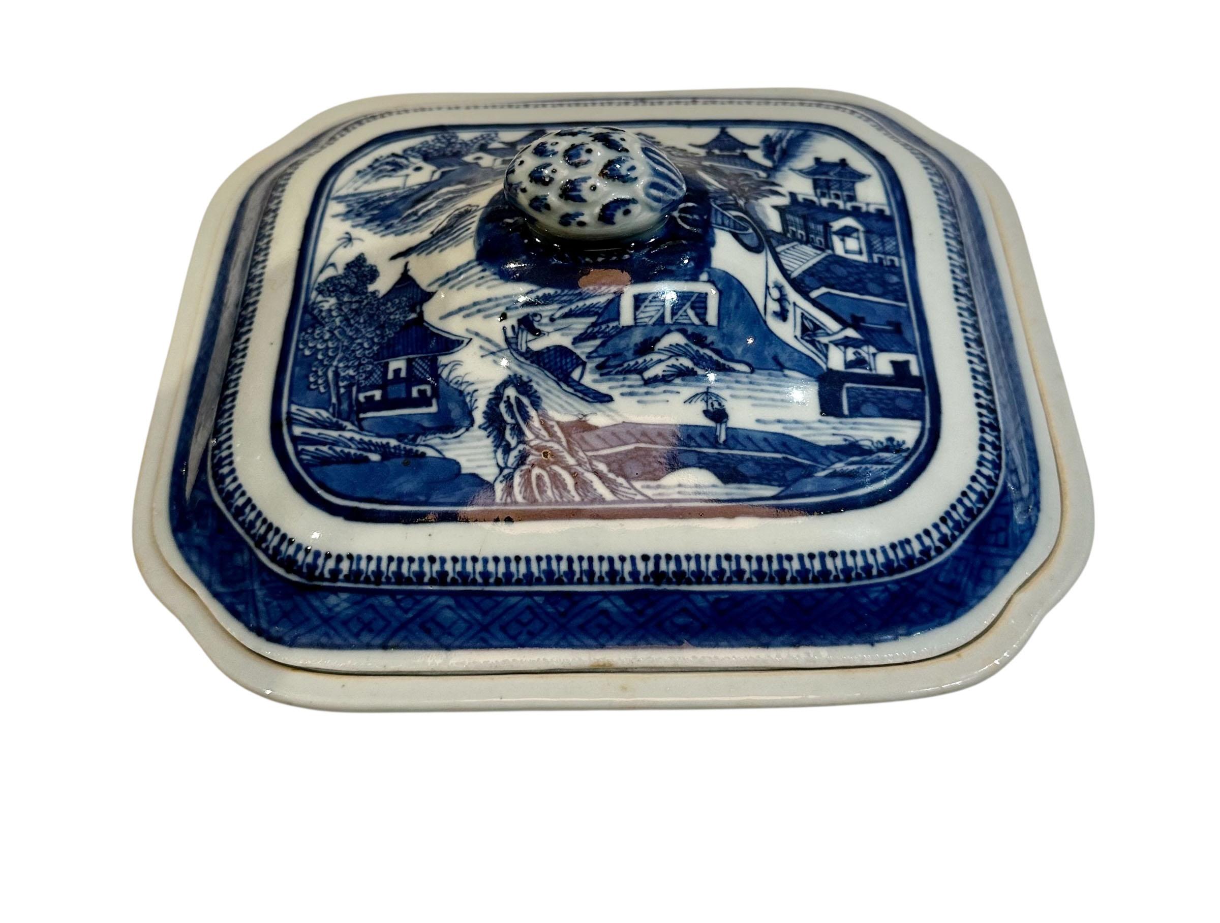 Porcelaine Plat de service bleu et blanc de Canton exporté de Chine au 19e siècle en vente