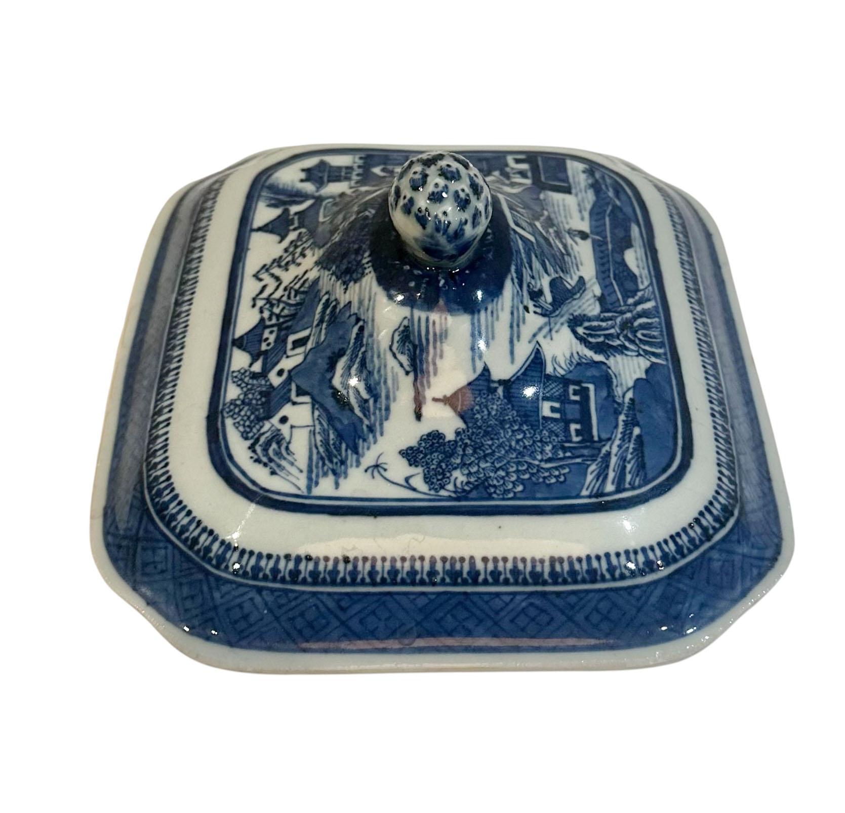 Plat de service bleu et blanc de Canton exporté de Chine au 19e siècle en vente 1