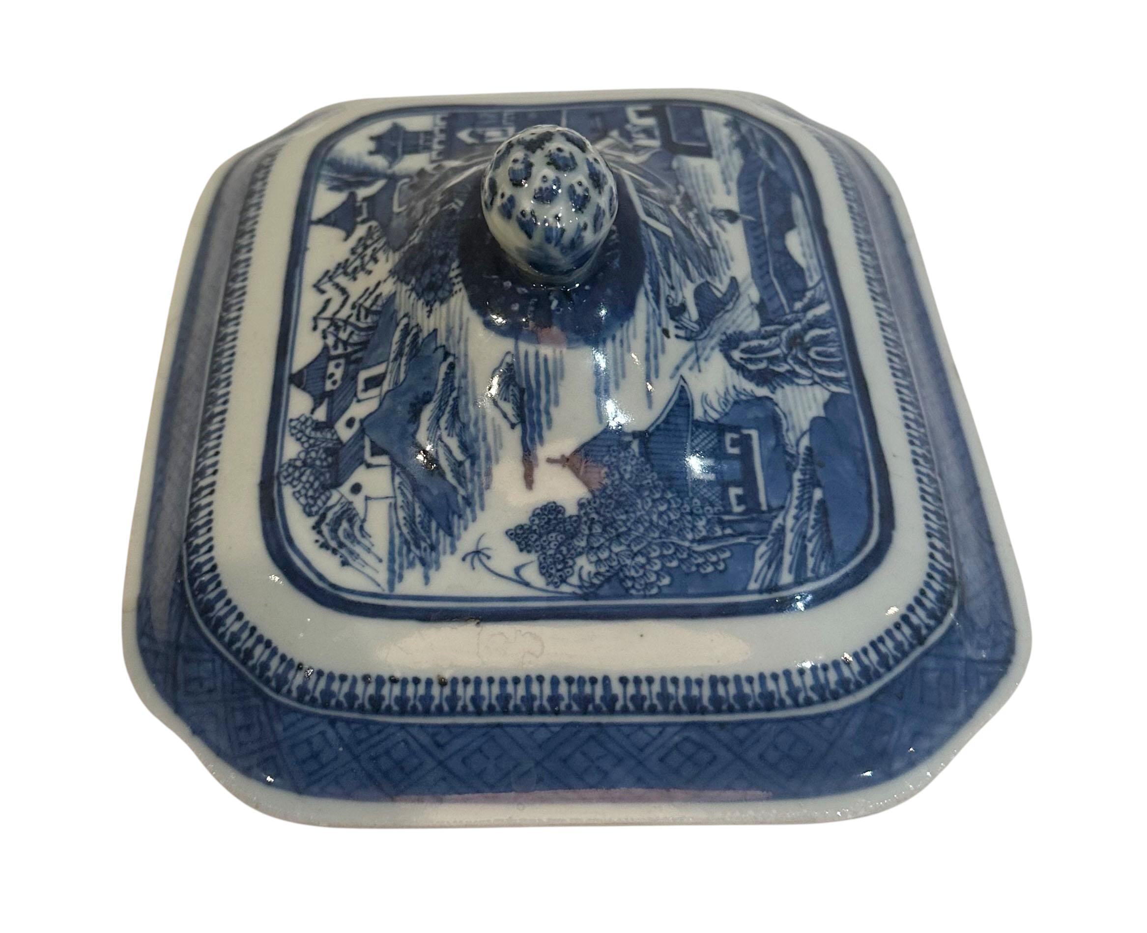 Plat de service bleu et blanc de Canton exporté de Chine au 19e siècle en vente 3