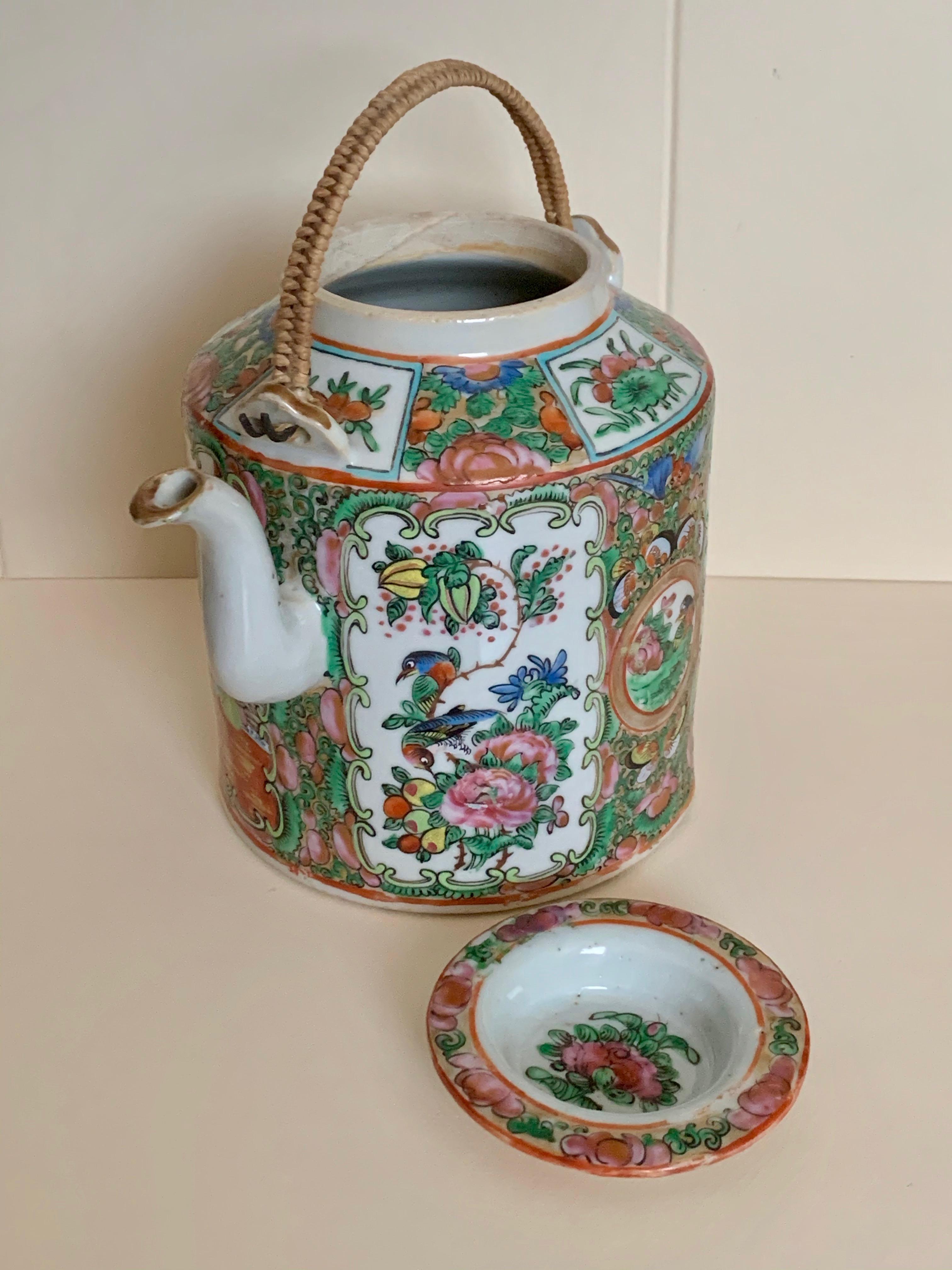 19th century enamelled porcelain canton Chinese export rose medallion porcelain teapot.
Original metal handle covered with a braid.
Measures: Height 15.80 cm
Diameter 12.50cm.
           
