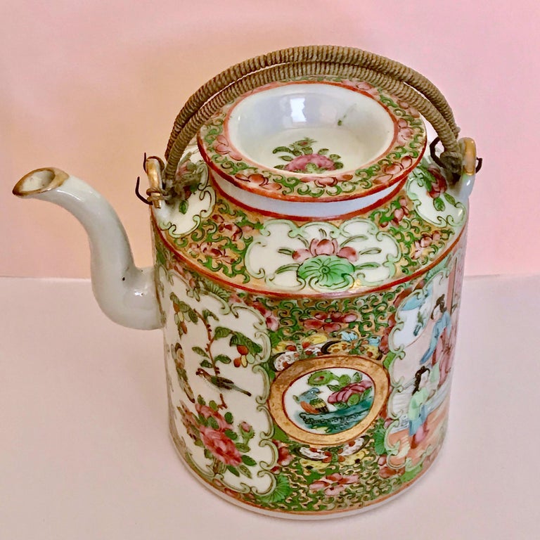 19th Century antique Canton Chinese export rose medallion porcelain teapot in a very good condition.
Original metal handle.
Height 14.00cm
Diameter 11.00cm.
  