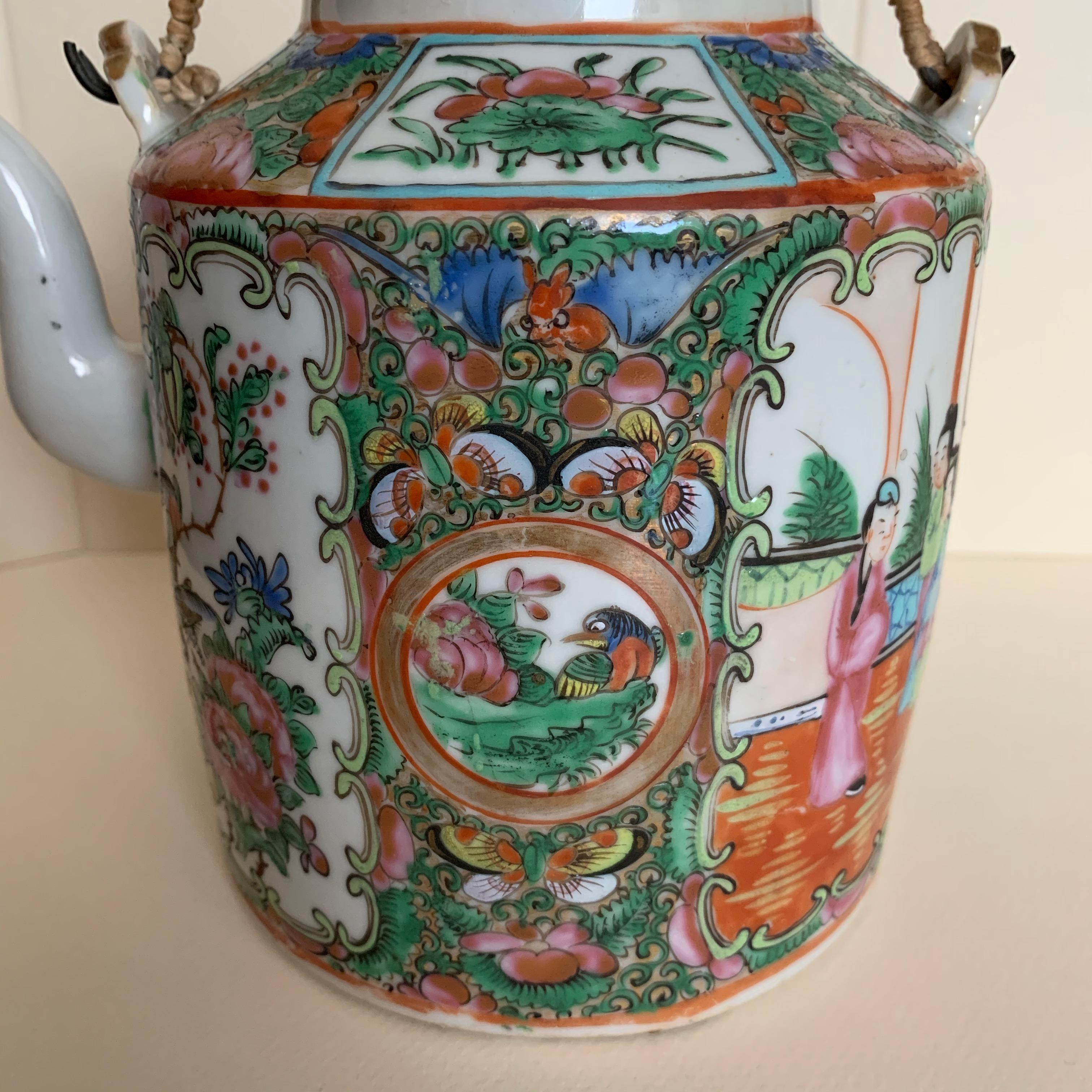 19th Century Chinese Export Canton Famille Rose Medallion Teapot In Good Condition For Sale In London, GB