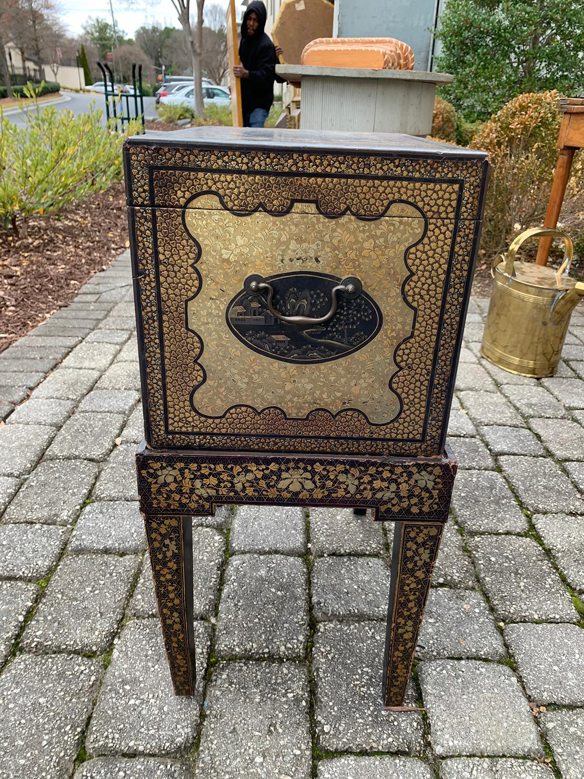 19th Century Chinese Export Chinoiserie Cellarette / Box on Stand For Sale 6