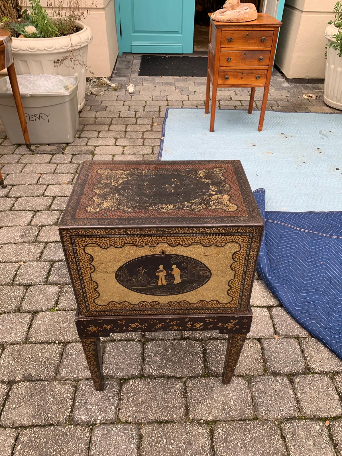 19th Century Chinese Export Chinoiserie Cellarette / Box on Stand For Sale 2