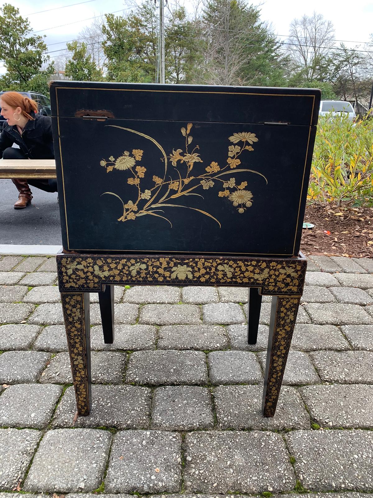 19th Century Chinese Export Chinoiserie Cellarette / Box on Stand For Sale 3