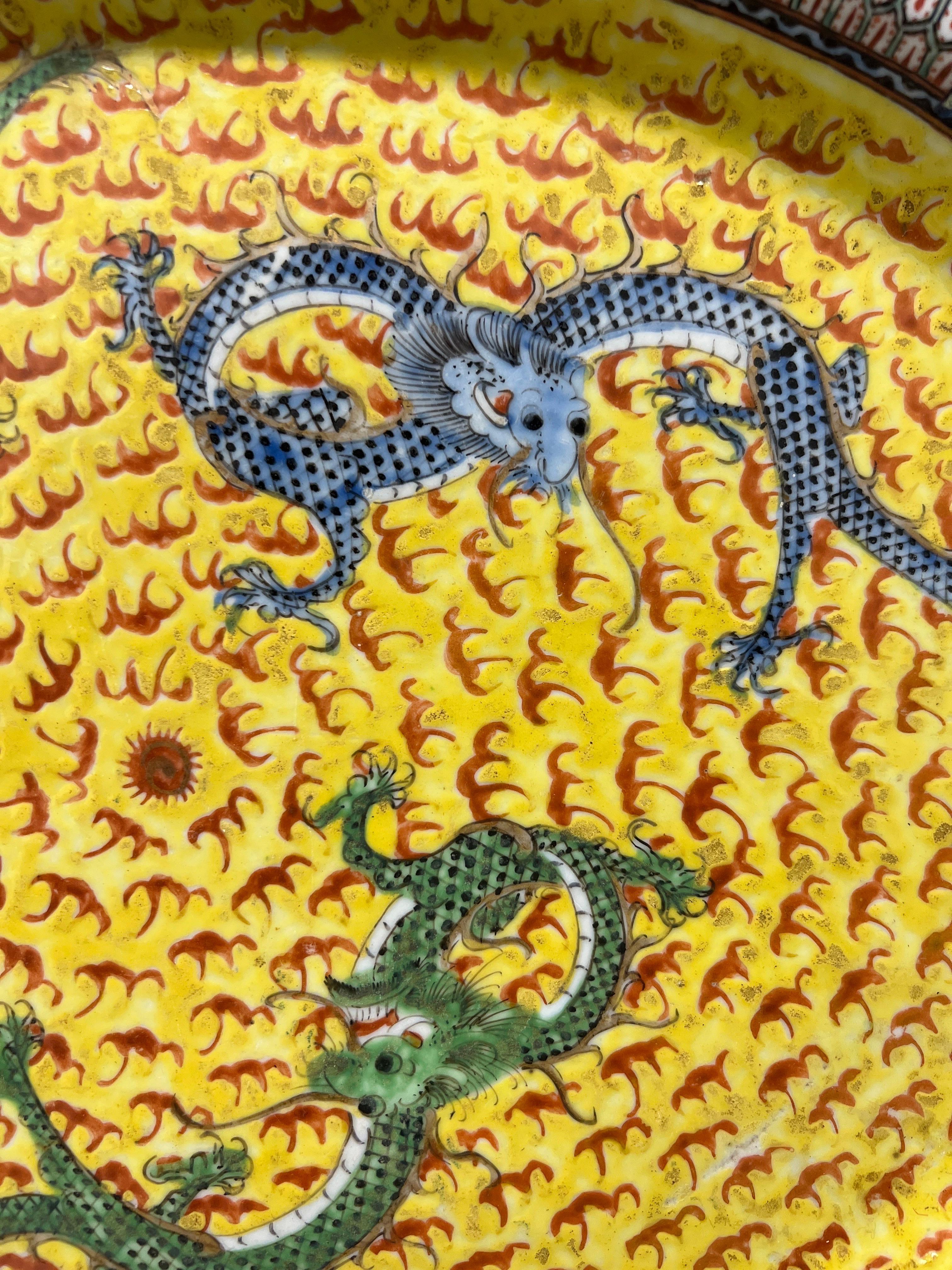 Exportation chinoise Plat à dragon impérial jaune, exporté de Chine au 19e siècle en vente