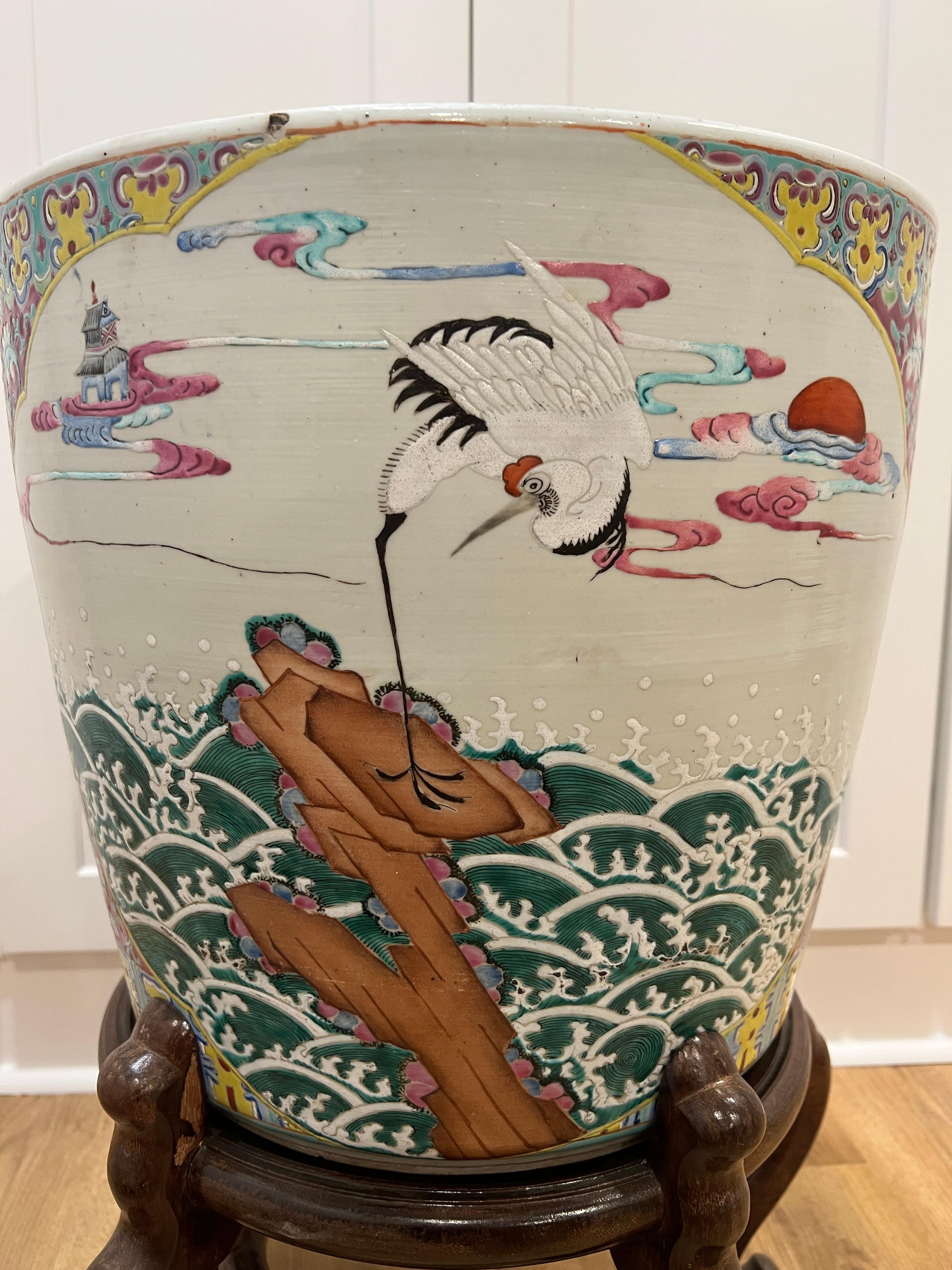 Chinesischer Export Famille Rose-Porzellan-Pflanzgefäß- oder Fischschale, 19. Jahrhundert im Zustand „Gut“ im Angebot in Atlanta, GA