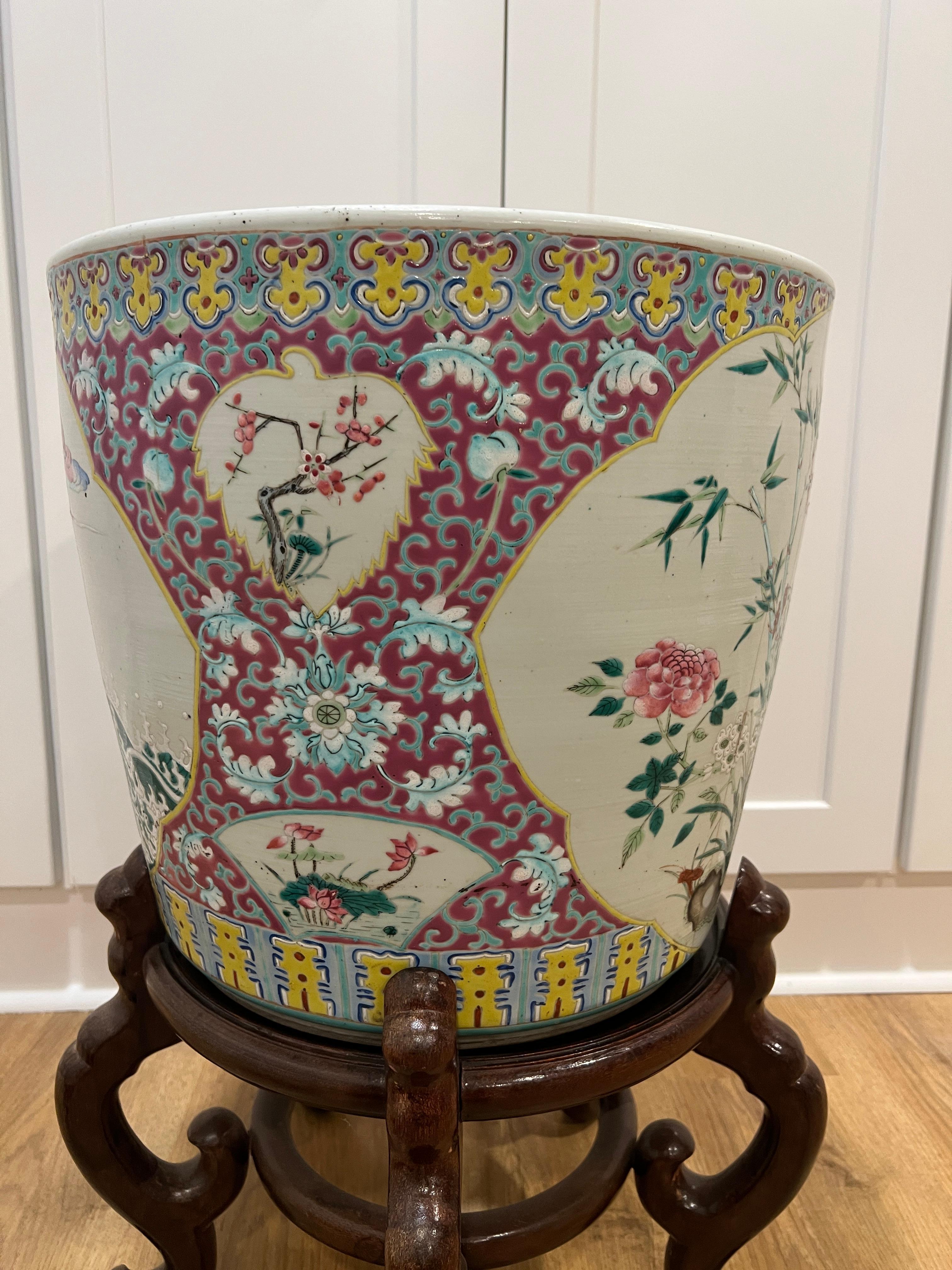 Jardinière ou bol à poisson en porcelaine Famille Rose, exportée de Chine au 19e siècle Bon état - En vente à Atlanta, GA