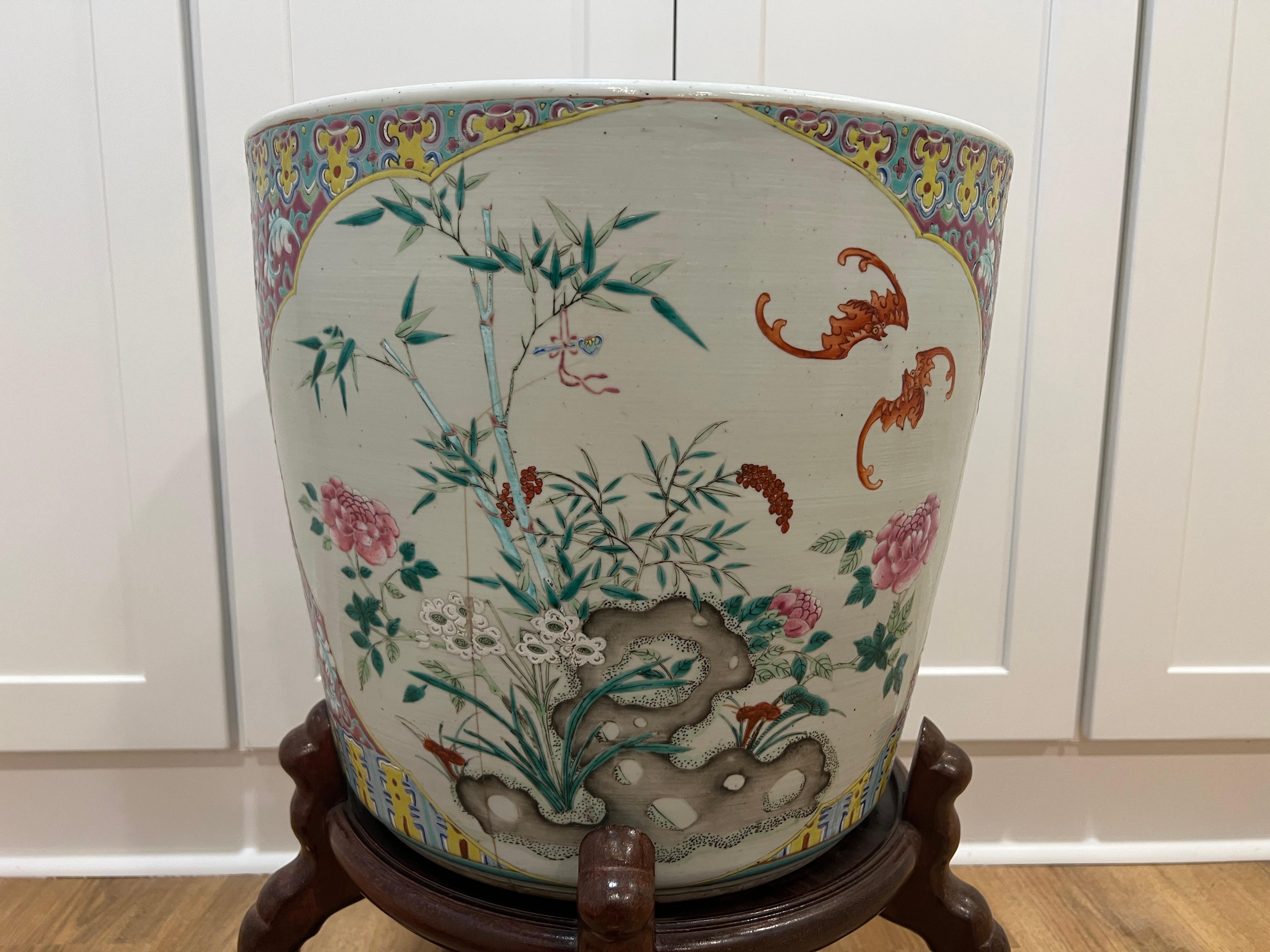 XIXe siècle Jardinière ou bol à poisson en porcelaine Famille Rose, exportée de Chine au 19e siècle en vente