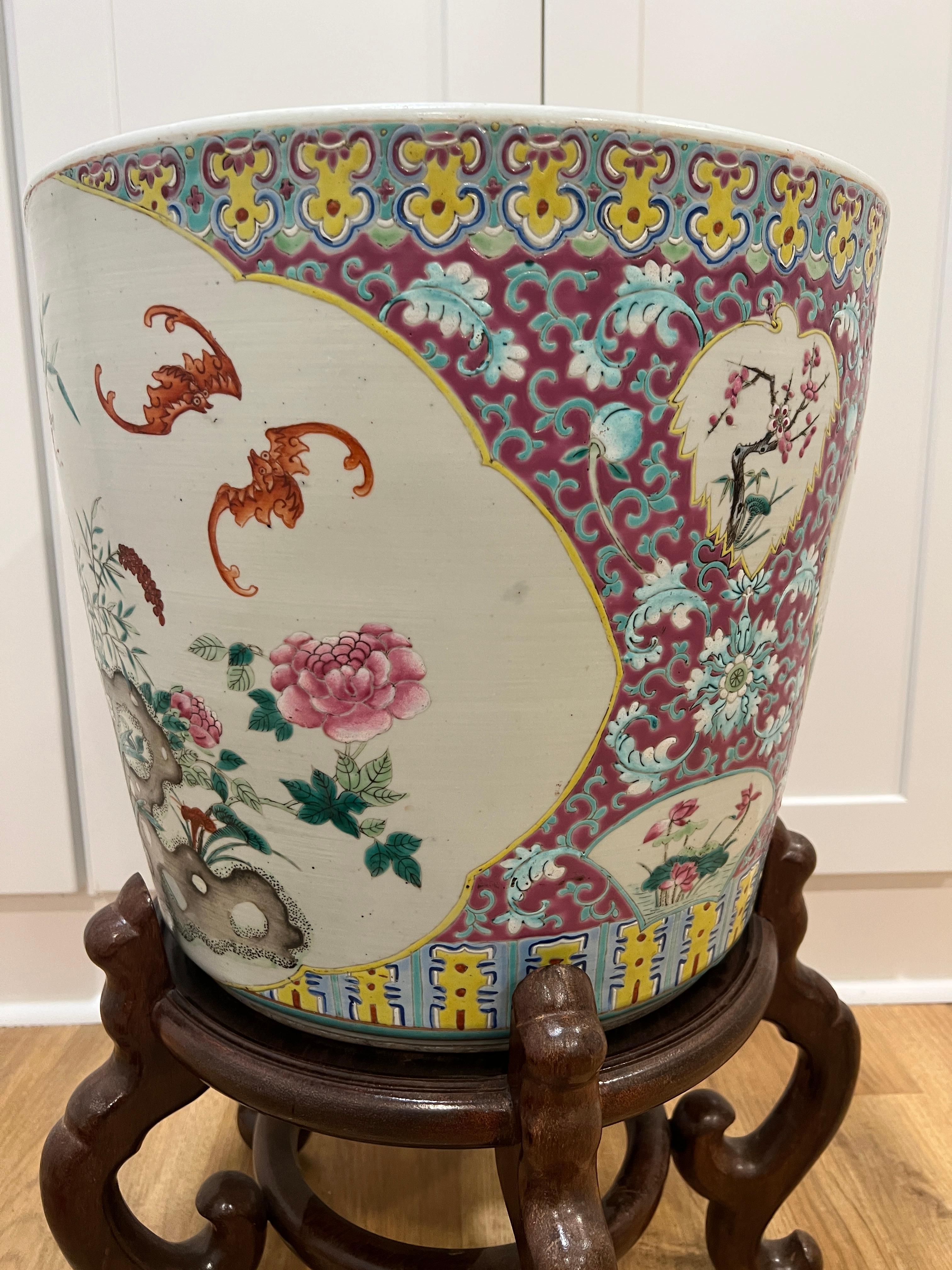 Jardinière ou bol à poisson en porcelaine Famille Rose, exportée de Chine au 19e siècle en vente 1