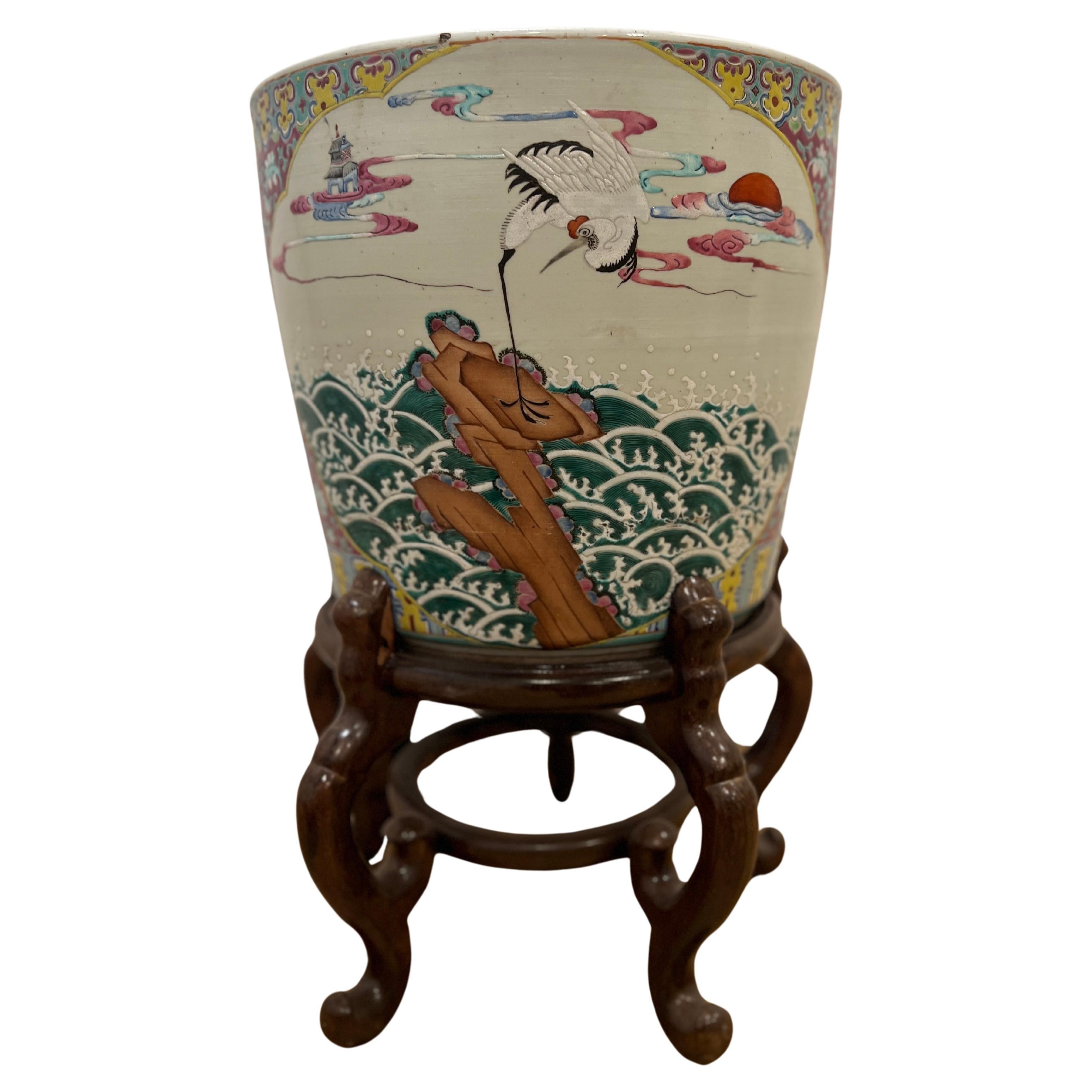Jardinière ou bol à poisson en porcelaine Famille Rose, exportée de Chine au 19e siècle en vente