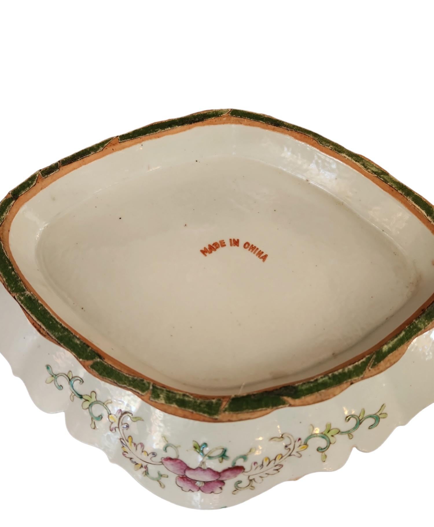 19th Century Chinese Export Footed Dish In Good Condition For Sale In Los Angeles, CA