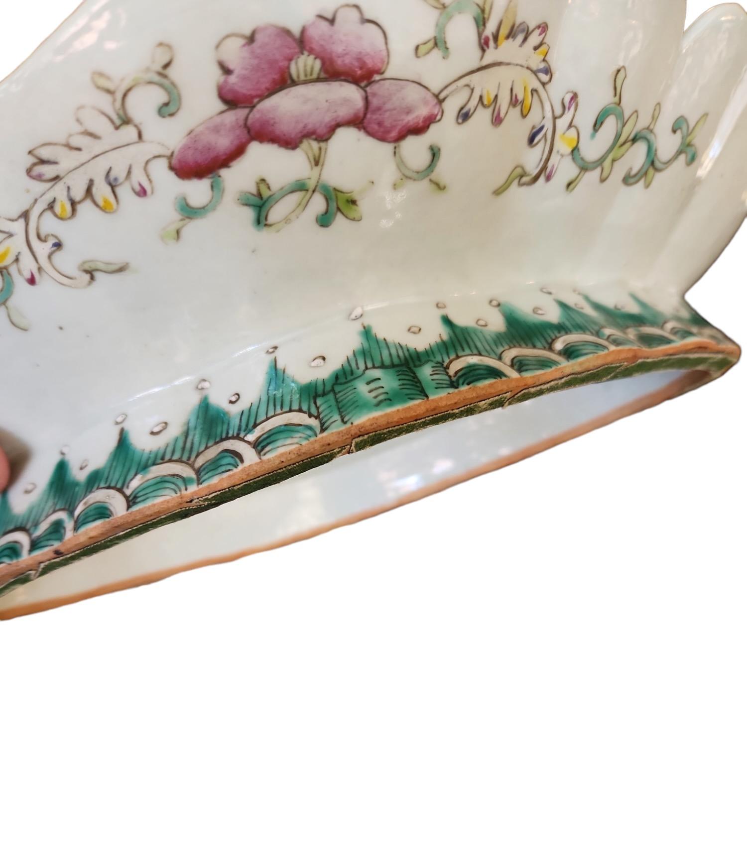 Porcelain 19th Century Chinese Export Footed Dish For Sale