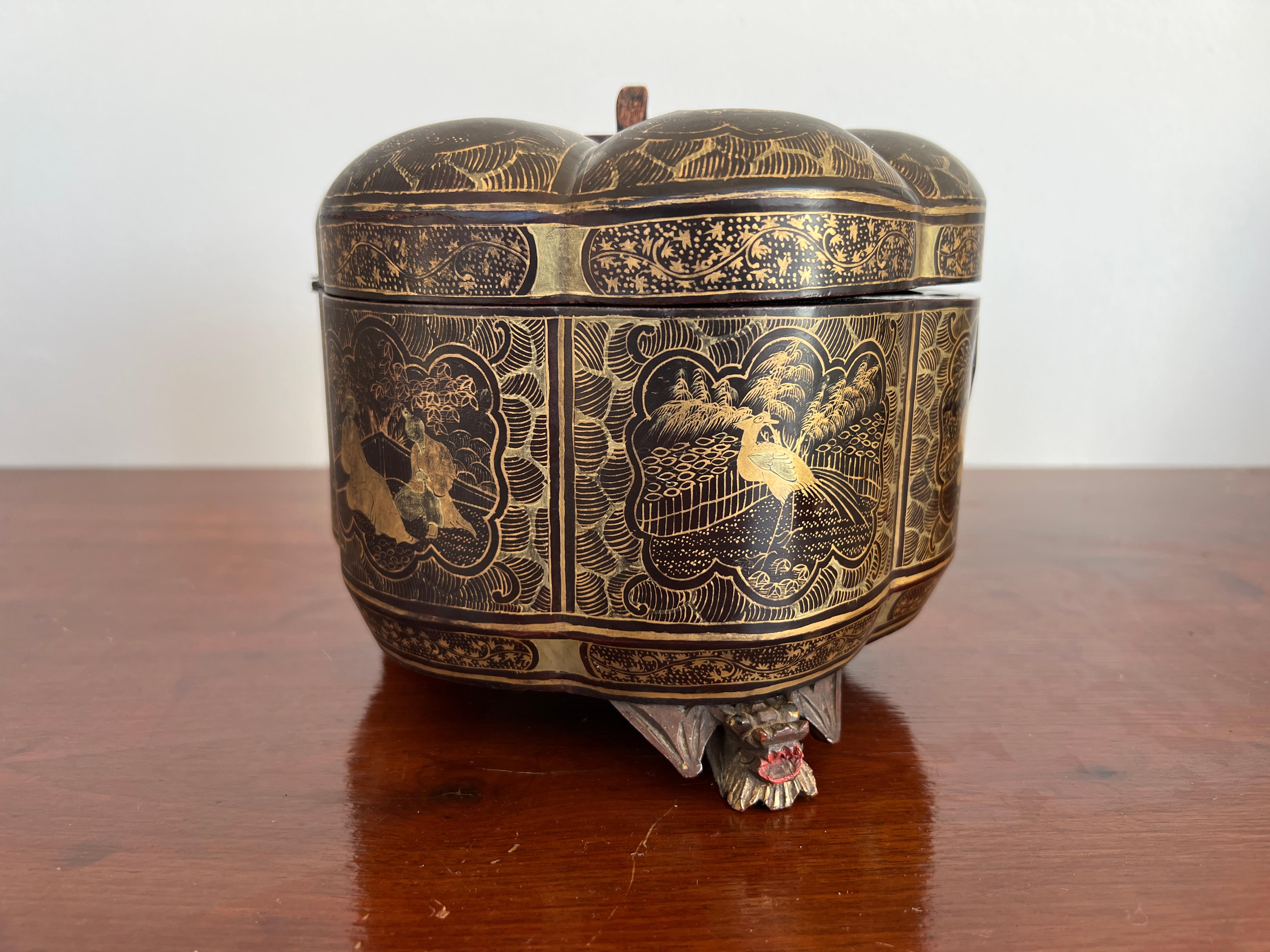 19th Century, Chinese Export Gilt Black Lacquer Melon Form Tea Caddy Box In Good Condition For Sale In Atlanta, GA