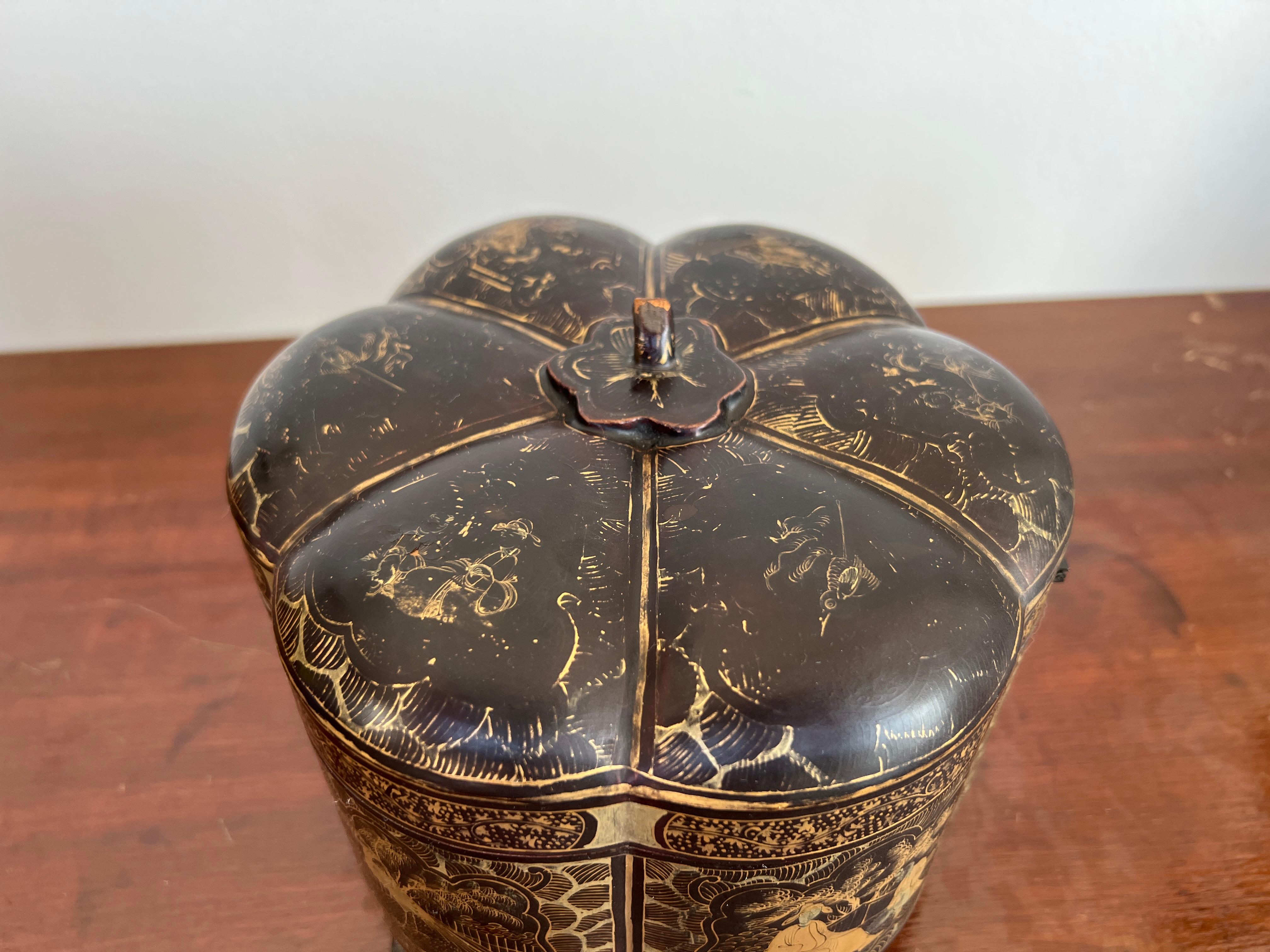 XIXe siècle Boîte à thé d'exportation chinoise du 19e siècle en forme de melon en laque noire dorée en vente