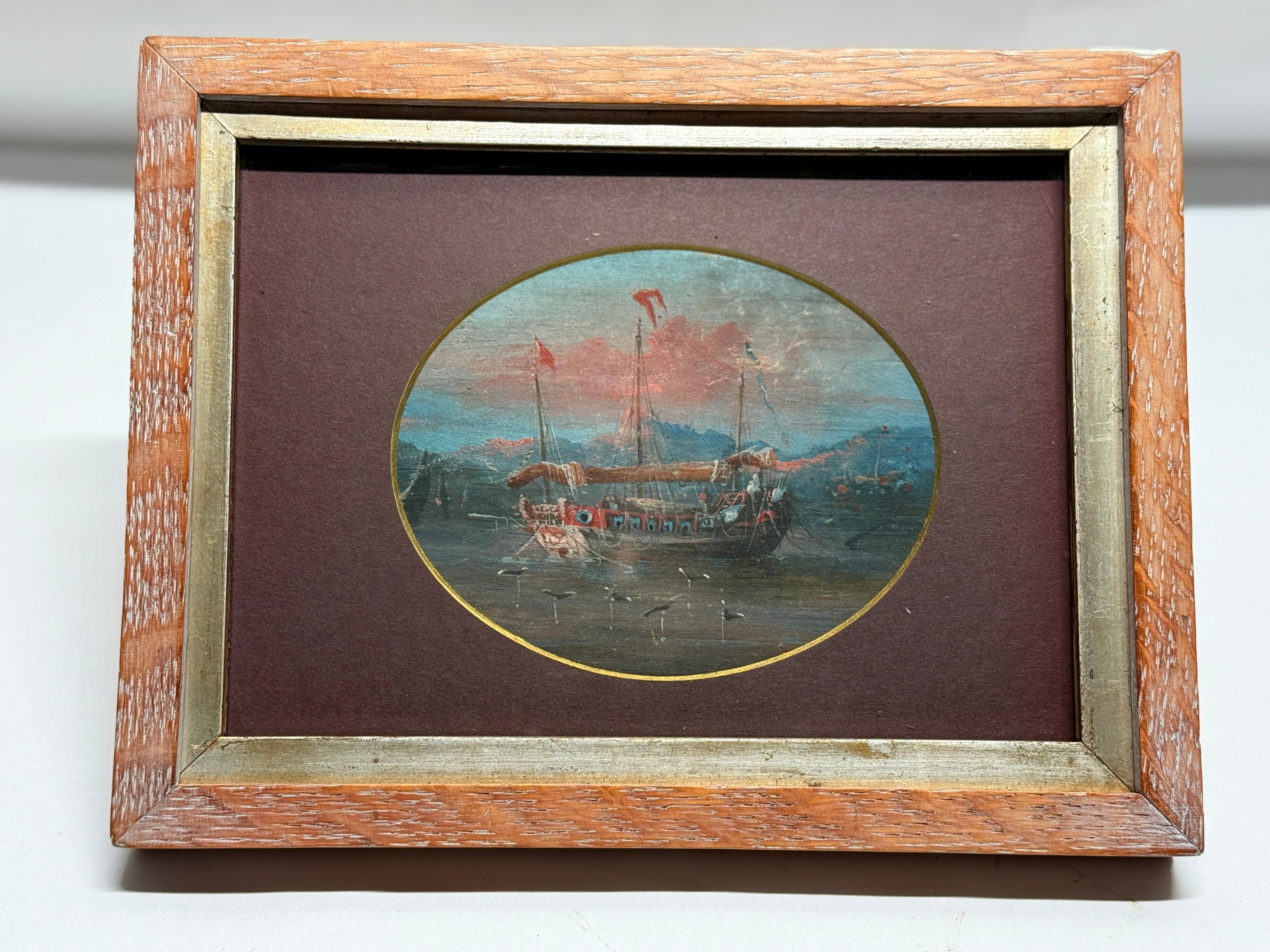Dieses **Chinesische Export-Gouachegemälde** aus dem 19. Jahrhundert zeigt eine eindrucksvolle Darstellung einer **Chinesischen Dschunke im Hafen**, die mit zarten Pinselstrichen die kunstvolle Konstruktion und die komplizierte Takelage des Schiffes