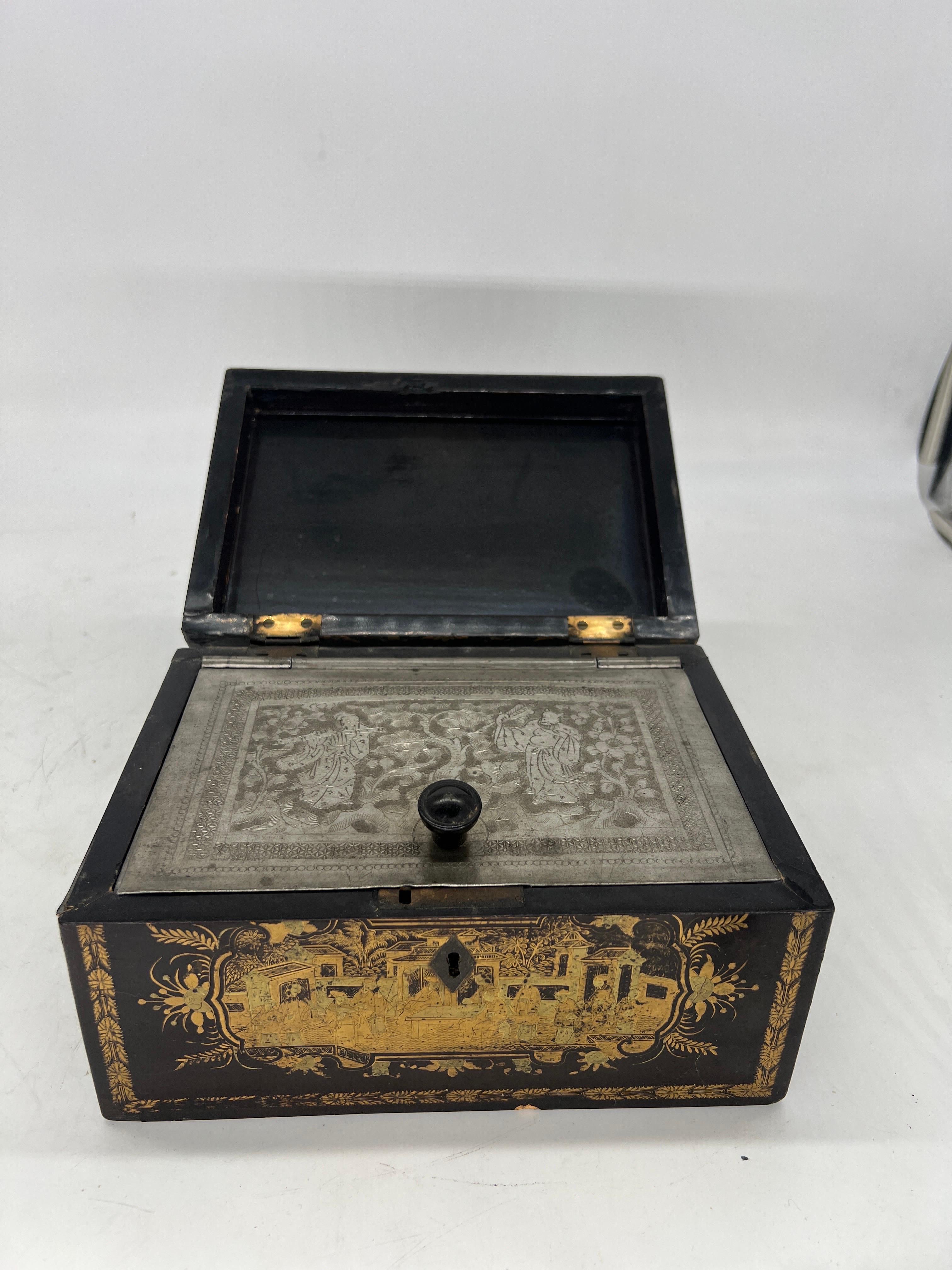 Boîte à thé décorée en laque d'exportation chinoise du 19e siècle en vente 3
