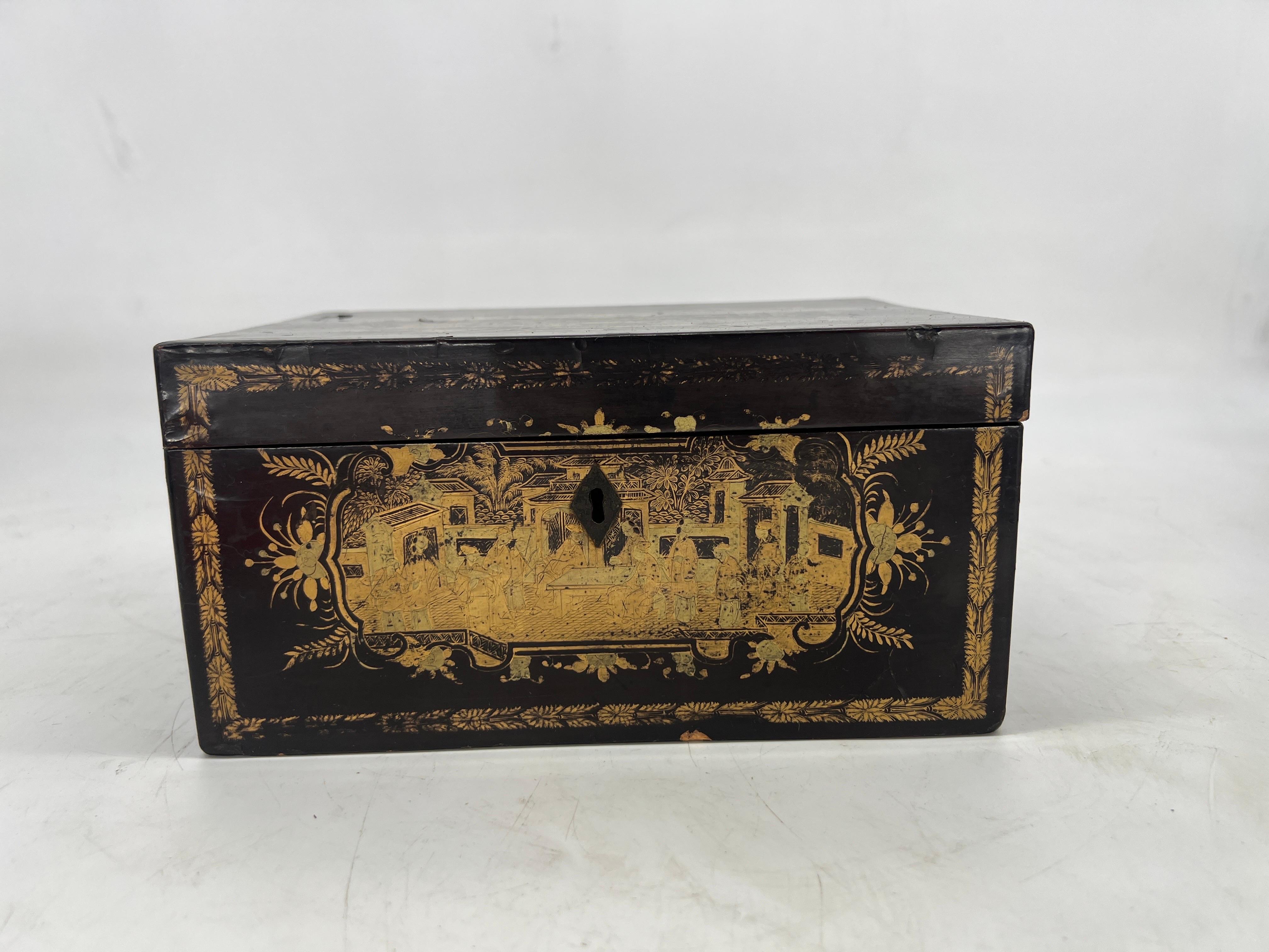 Chinese for the English market, 19th century.

A fine quality antique Chinese export tea caddy decorated with beautiful gilding surfaces, a hinged lid which opens to reveal a tooled pewter interior box. 