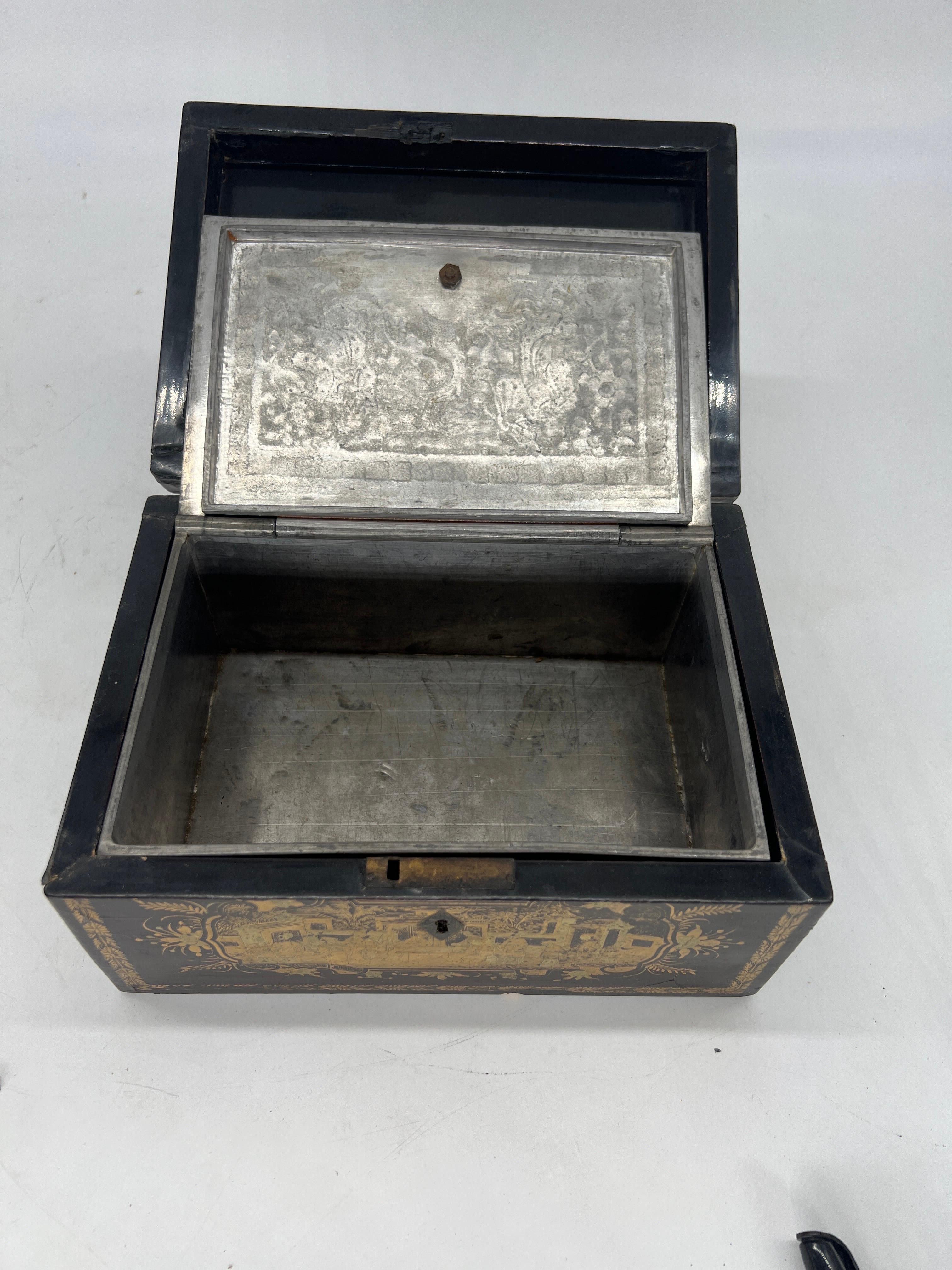 Boîte à thé décorée en laque d'exportation chinoise du 19e siècle en vente 1