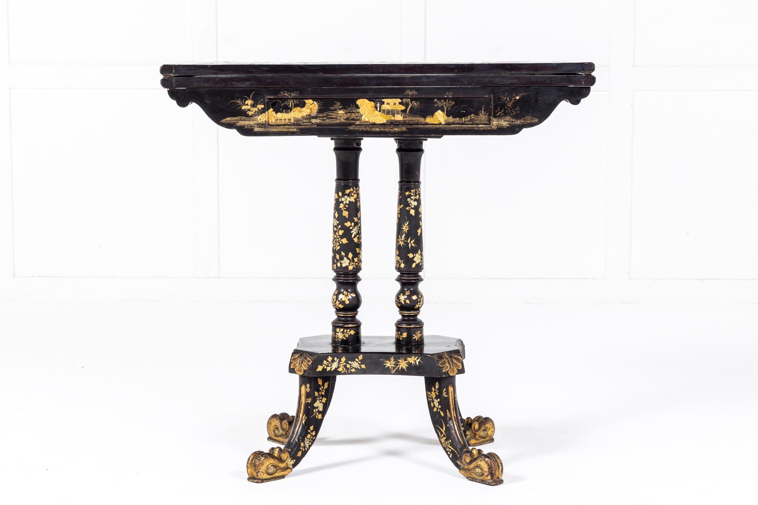 Magnifique table de jeu décorative en laque d'exportation chinoise, c.I.C., vers 1825. Probablement basé sur un modèle Regency anglais et fabriqué pour le marché britannique.

Cette belle table utilise l'habituel plateau rabattable mais repose sur
