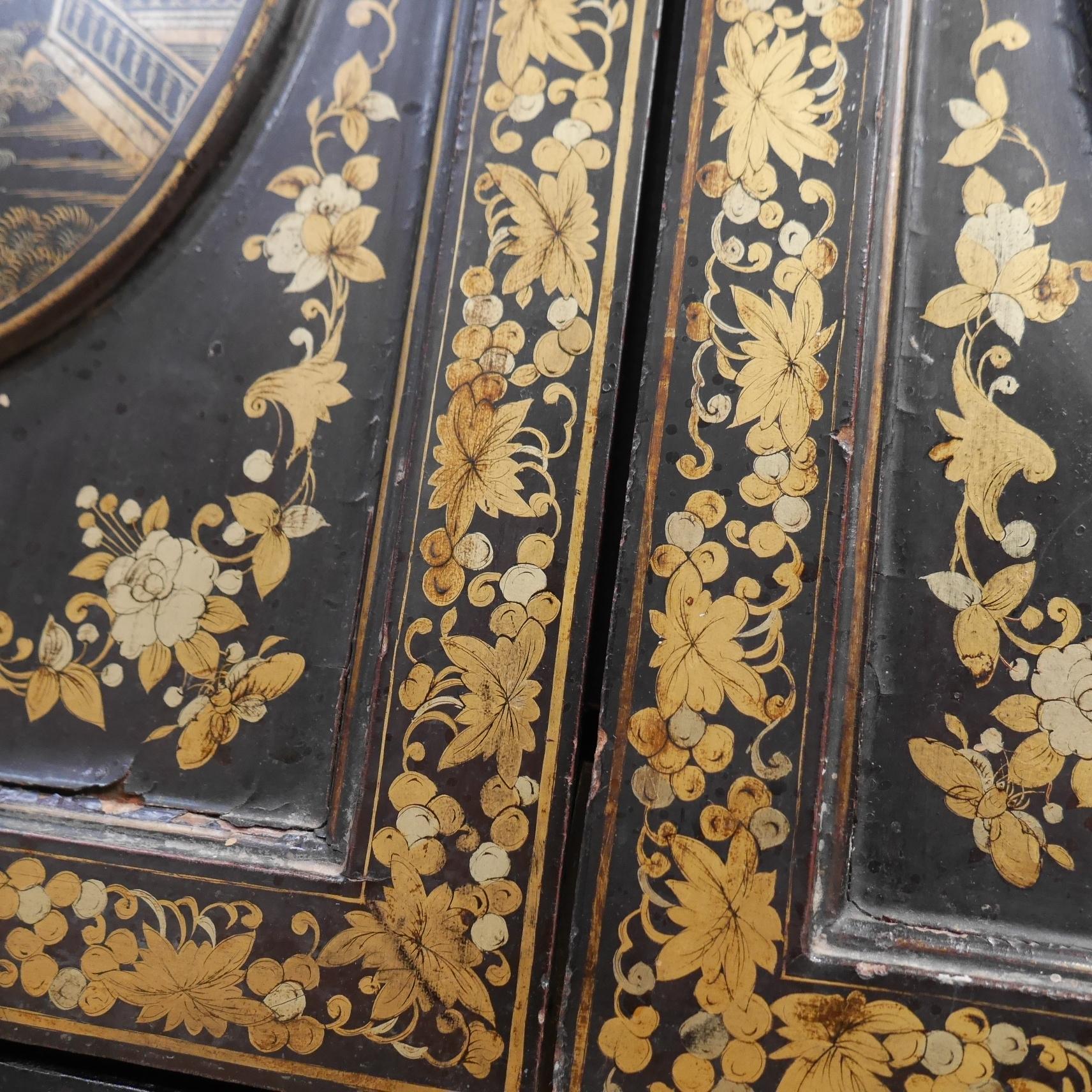 Cabinet de chinoiserie d'exportation.
Magnifique meuble de table de style chinoiserie, laqué noir et peint à la main avec des détails dorés, dans un état de conservation exceptionnel. Les portes jumelles s'ouvrent pour révéler un intérieur en