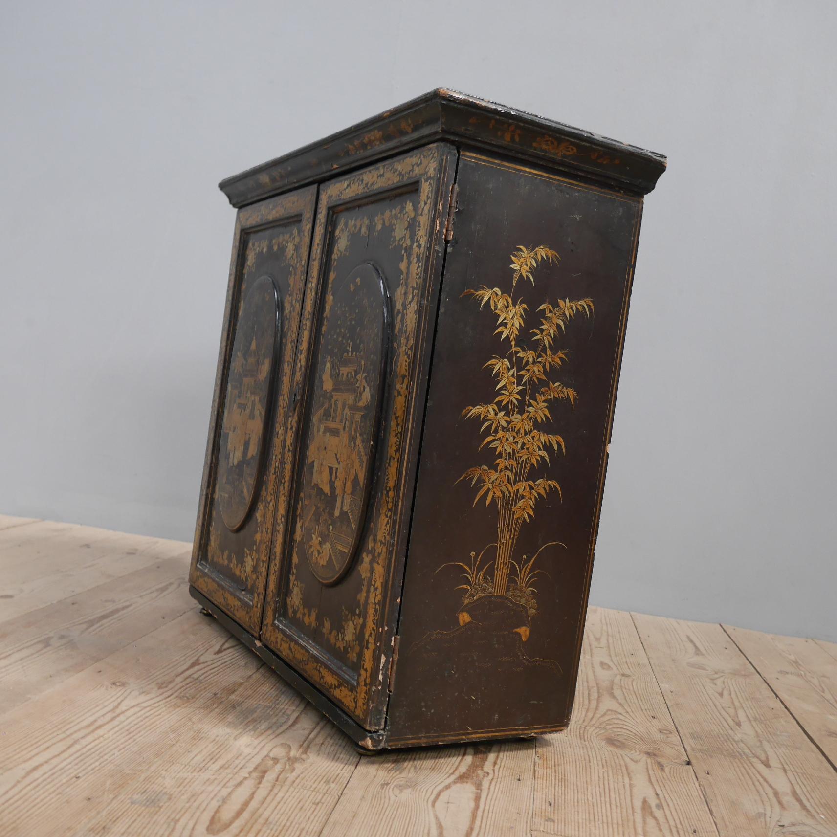19th Century Chinese Export Lacquered Chinoiserie Cabinet For Sale 1