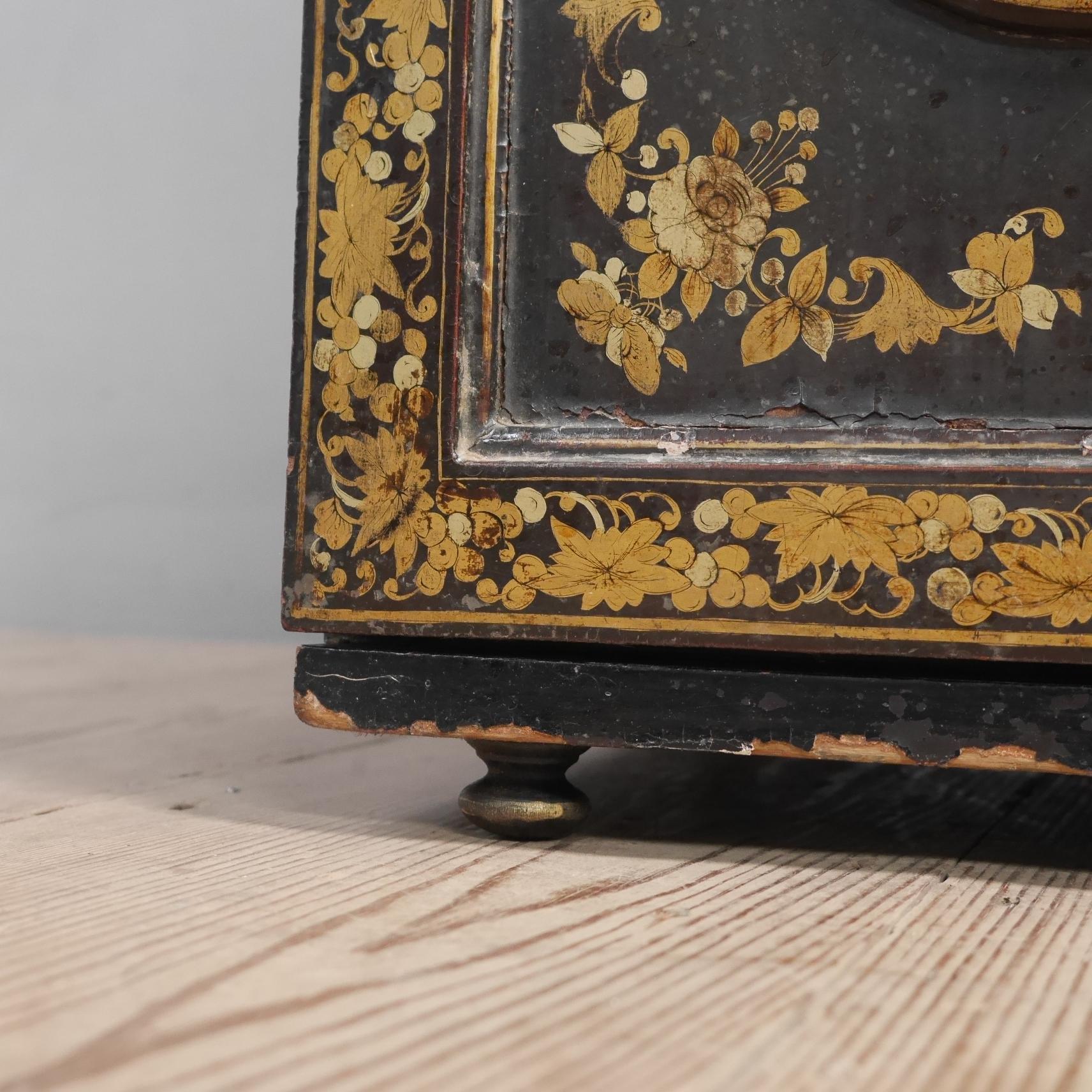 19th Century Chinese Export Lacquered Chinoiserie Cabinet For Sale 3