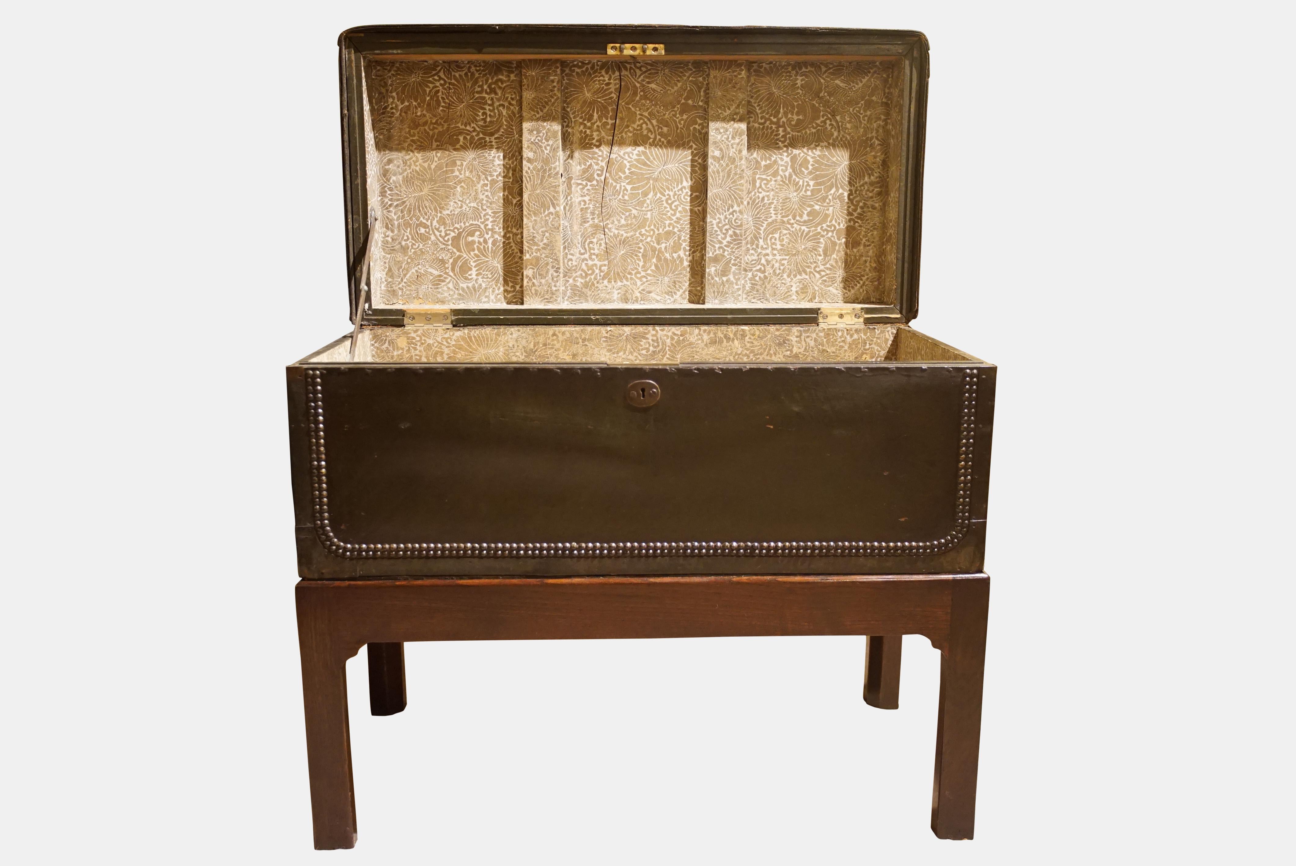 19th Century Chinese Export Leather and Brass Coffer In Good Condition For Sale In Salisbury, GB