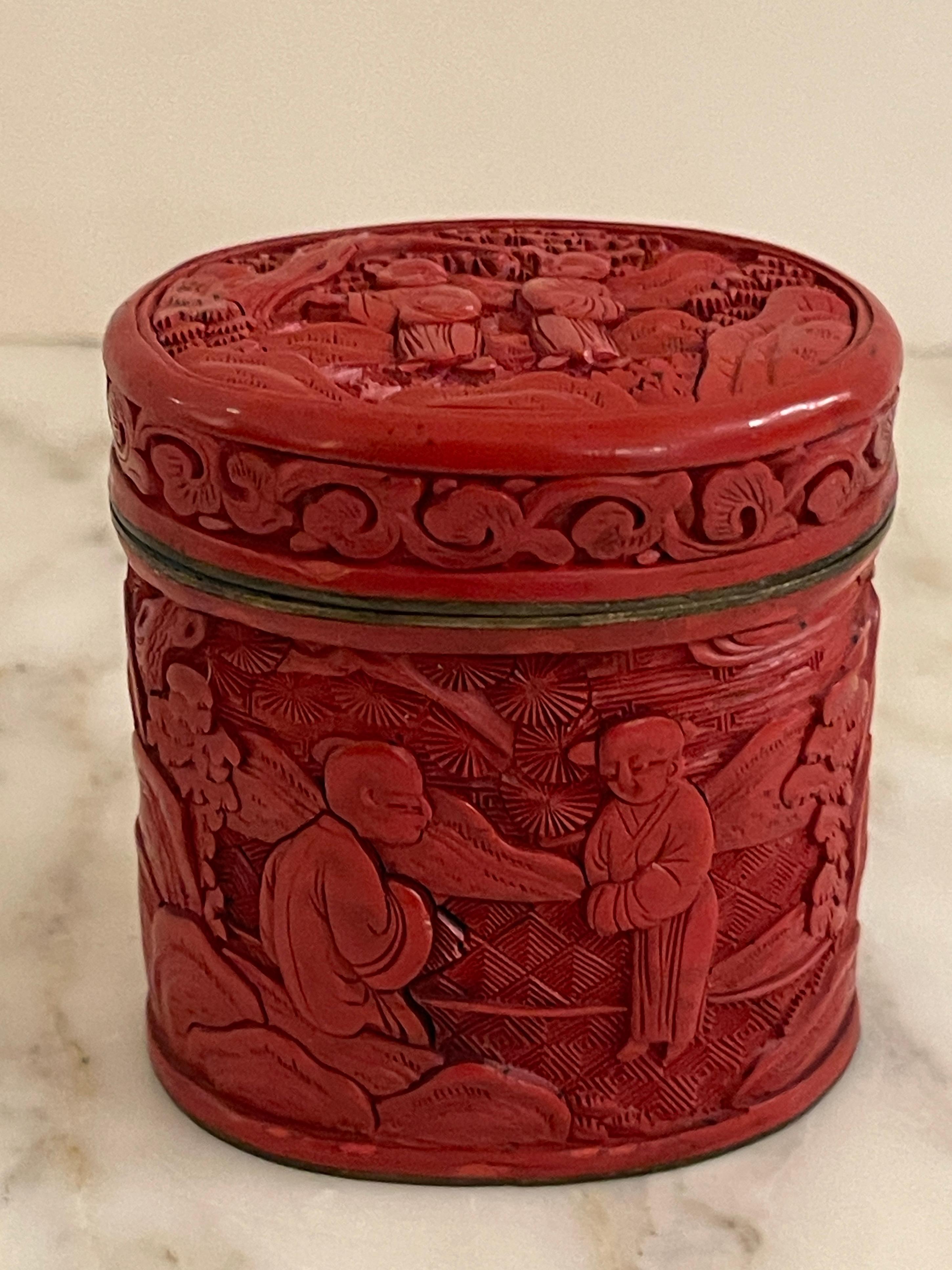 19th Century  Chinese Export Oval Cinnabar Box In Good Condition For Sale In West Palm Beach, FL