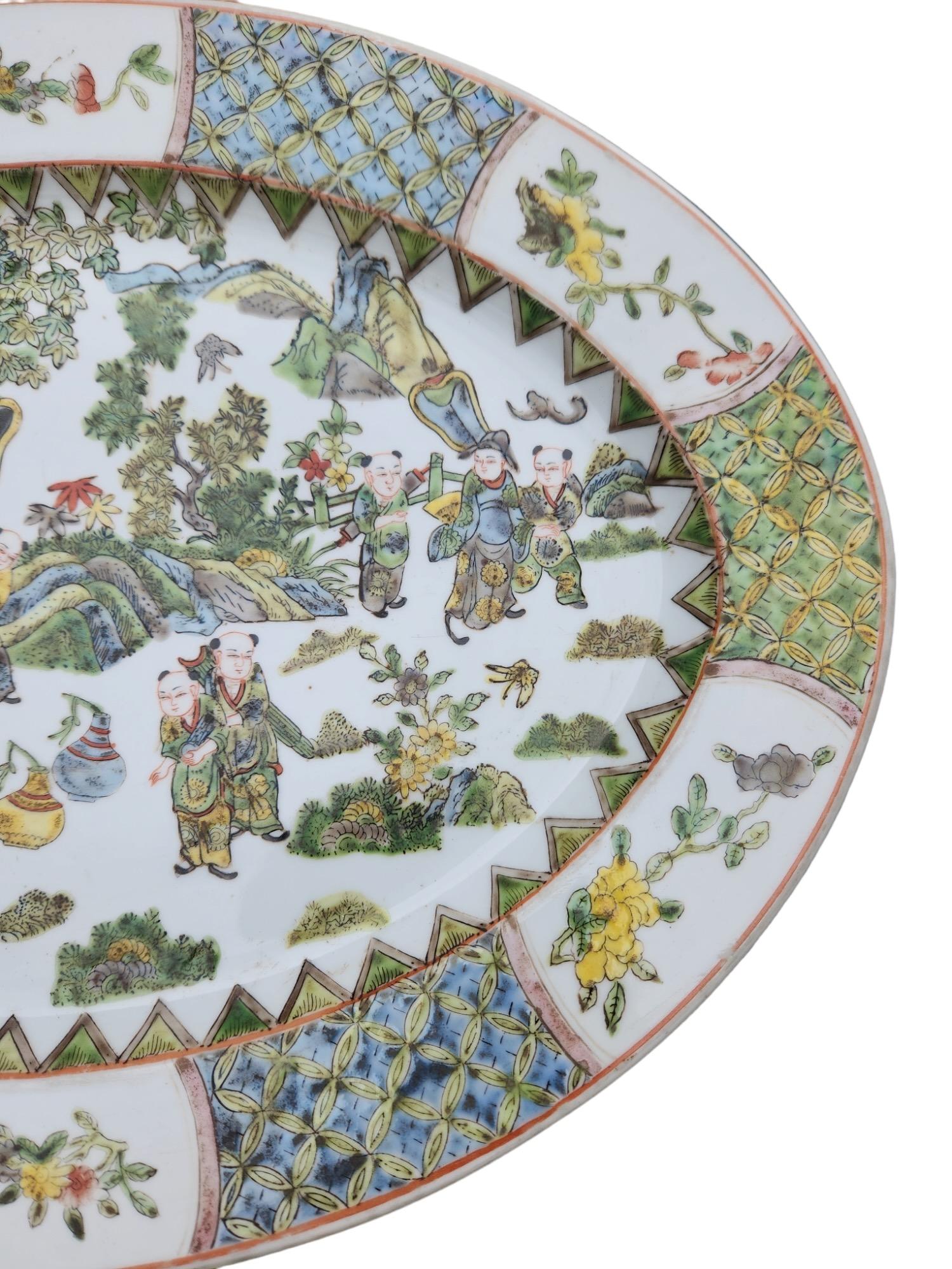 Porcelain 19th Century Chinese Export Oval Platter For Sale