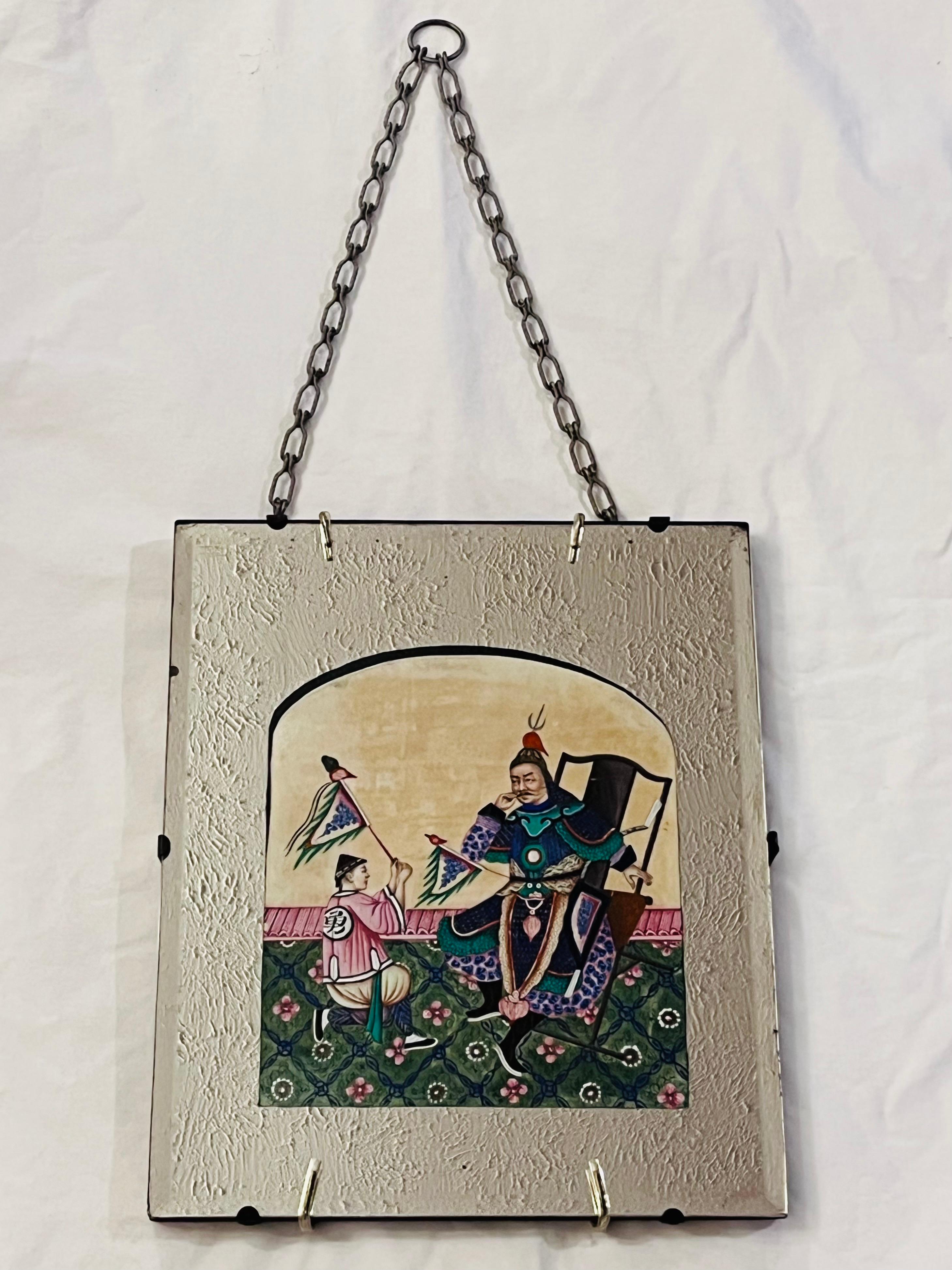 Peinture à la moelle en papier de riz d'exportation chinoise du milieu du 19e siècle, datant de 1850, située dans un miroir arqué et découpé qui est suspendu au mur par une chaîne. La peinture représente un guerrier chinois assis sur une chaise