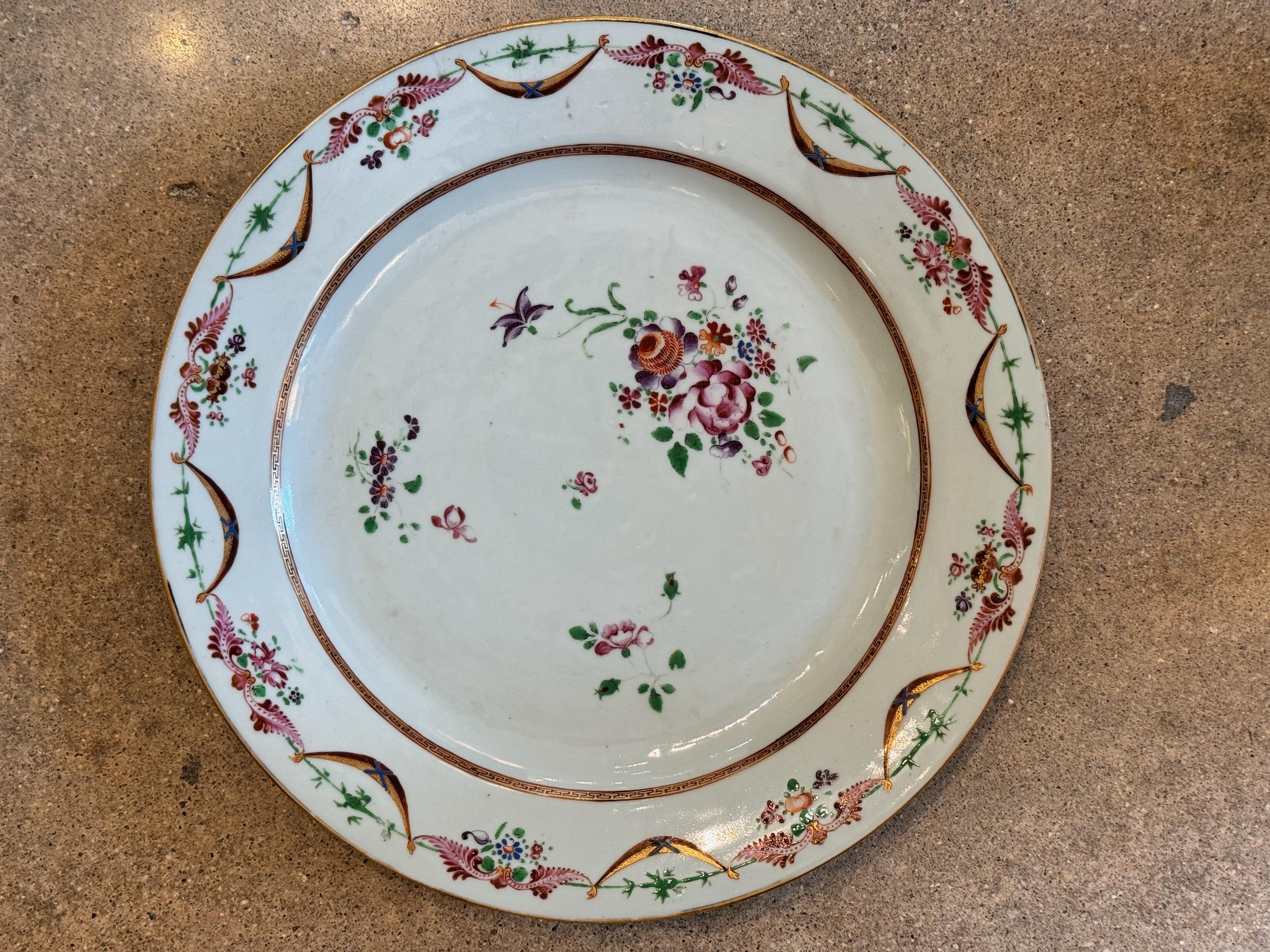 Il s'agit d'une jolie assiette décorée. Jolies couleurs.