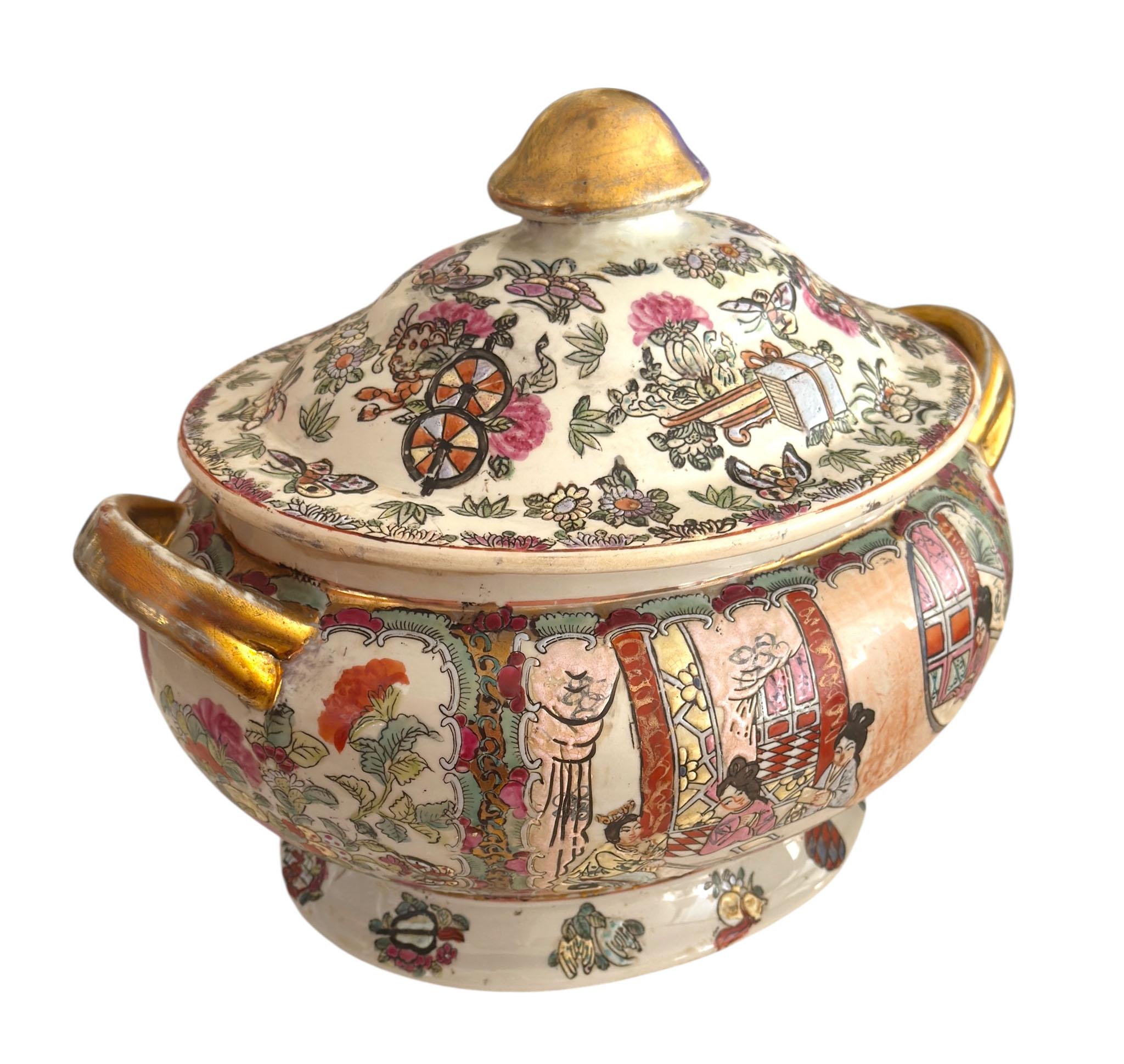 Soupière couverte en porcelaine d'exportation chinoise, richement décorée de scènes figuratives peintes à la main dans de vibrants émaux de la famille rose. L'extérieur présente des représentations finement détaillées de personnages de la cour et