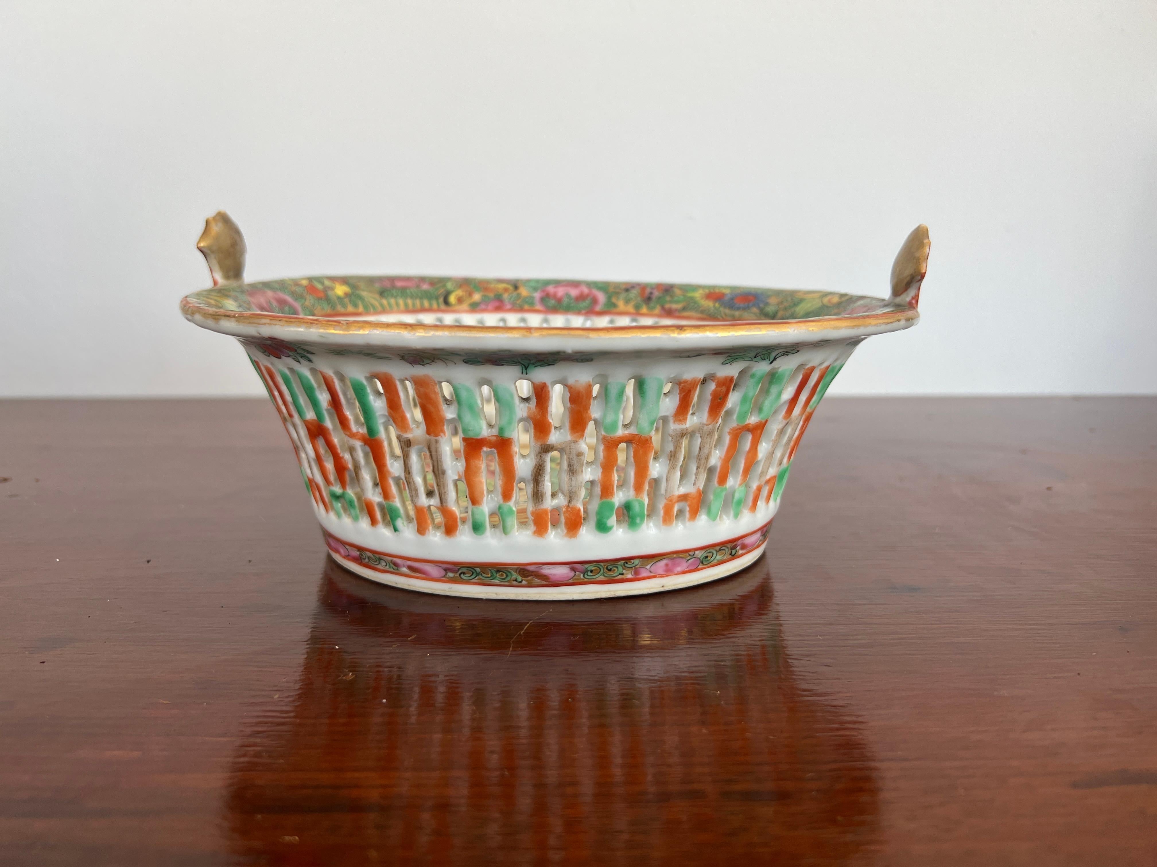 19th Century, Chinese Export Porcelain Famille Rose Medallion Chestnut Basket In Good Condition For Sale In Atlanta, GA