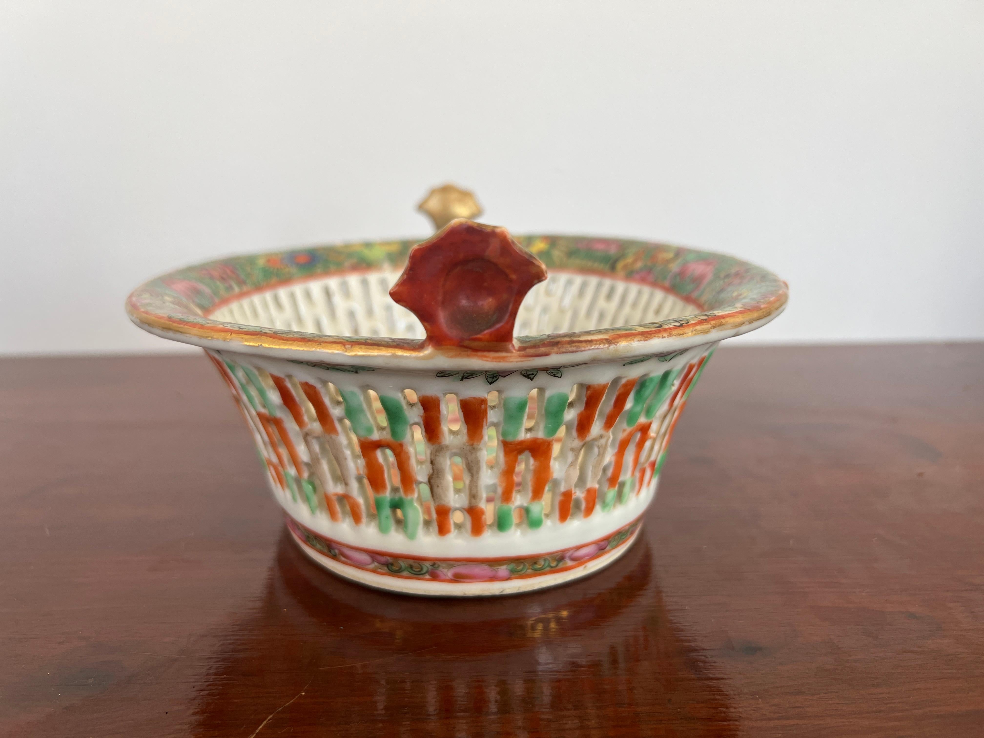 19th Century, Chinese Export Porcelain Famille Rose Medallion Chestnut Basket For Sale 1