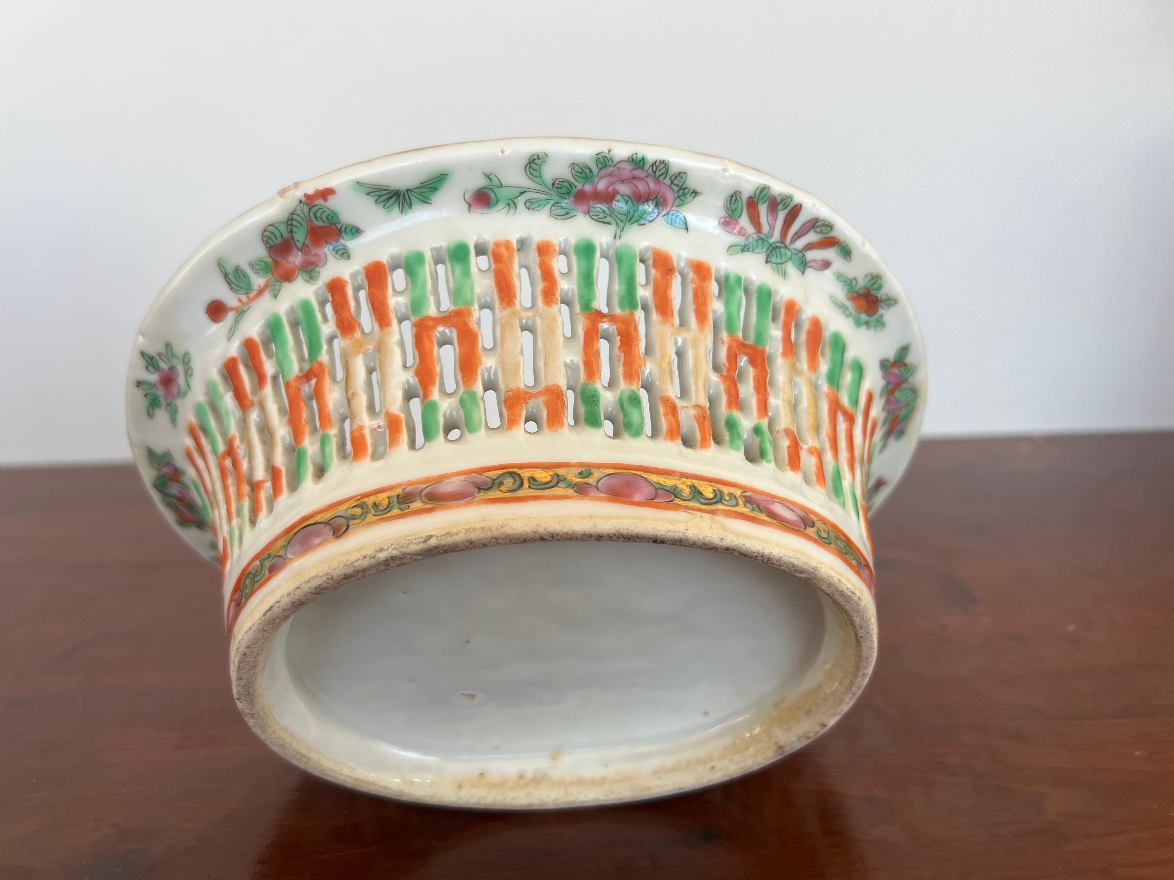 19th Century, Chinese Export Porcelain Famille Rose Medallion Chestnut Basket For Sale 2