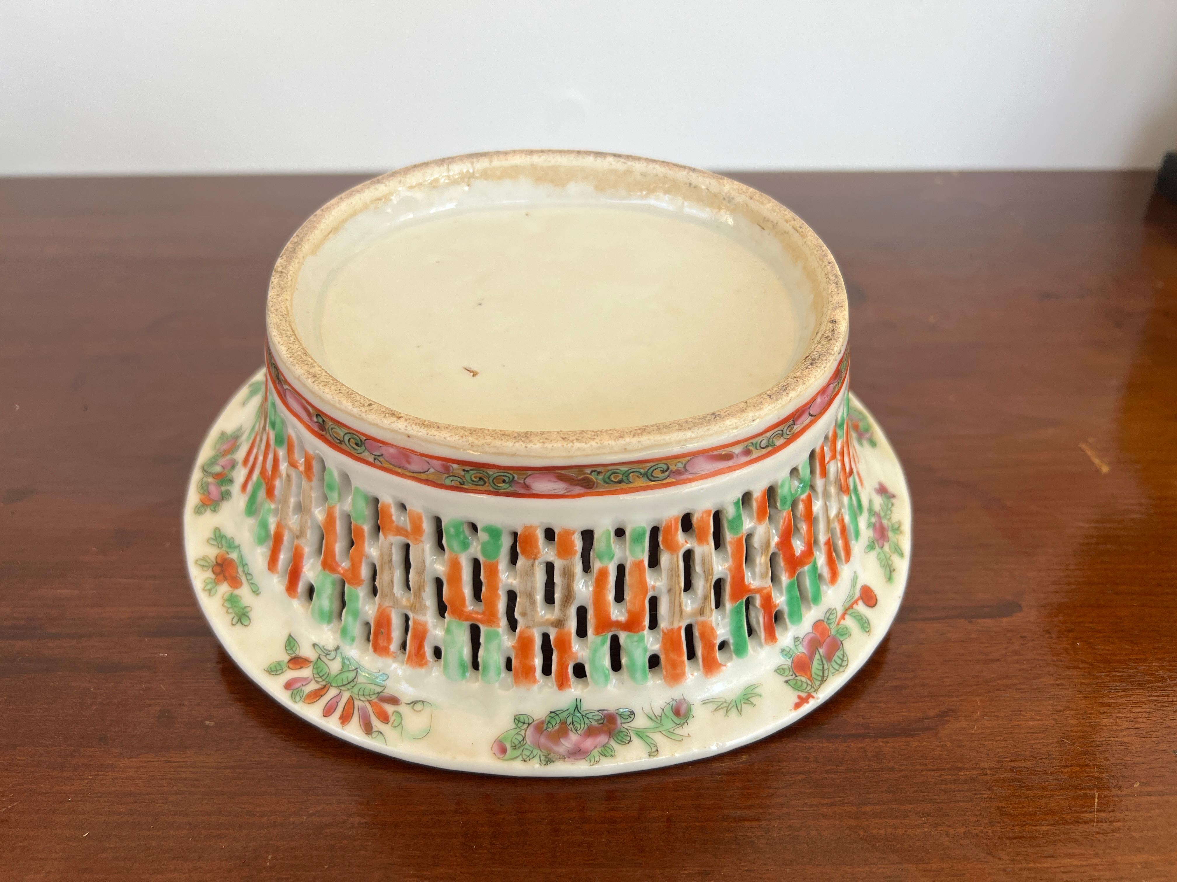 19th Century, Chinese Export Porcelain Famille Rose Medallion Chestnut Basket For Sale 3