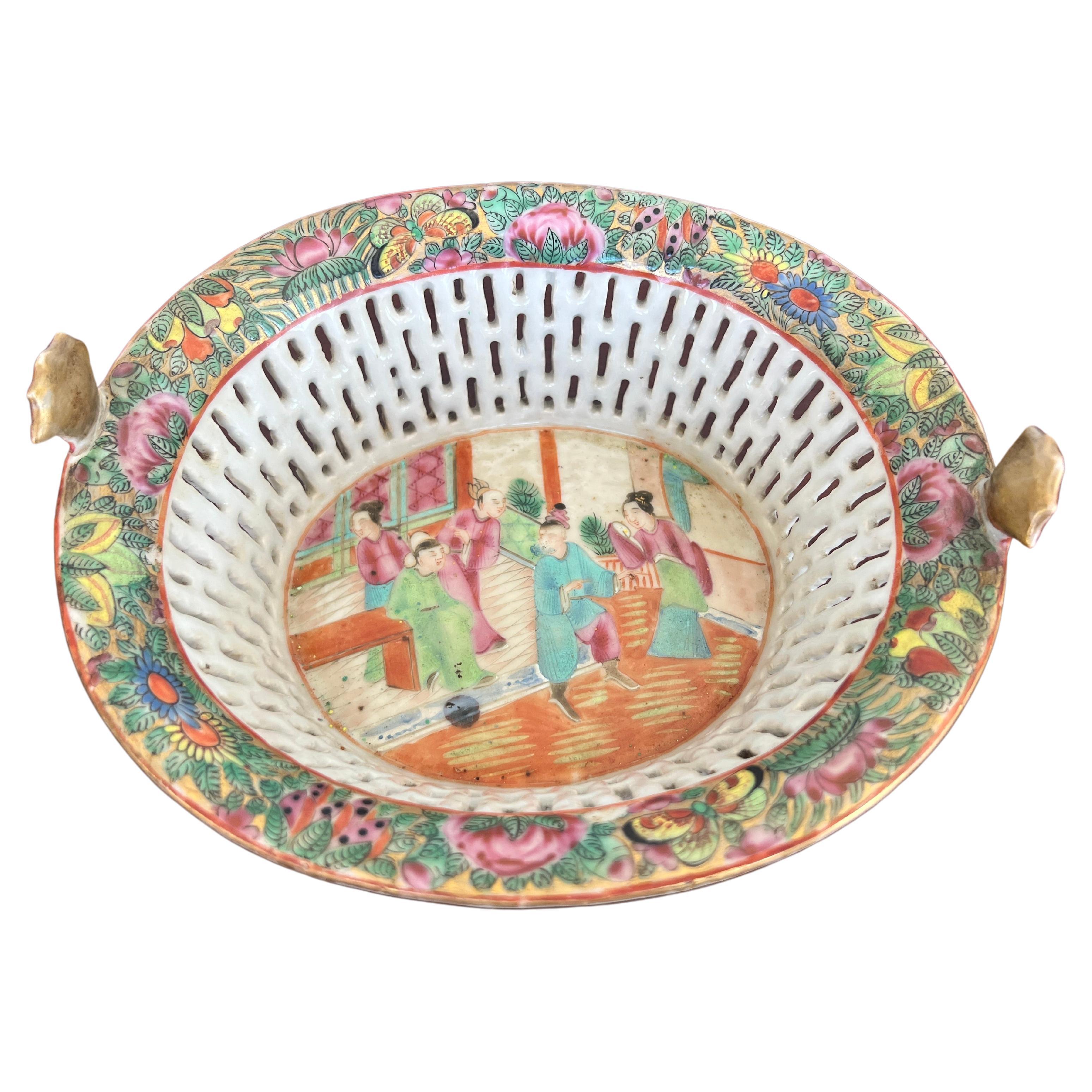 19th Century, Chinese Export Porcelain Famille Rose Medallion Chestnut Basket