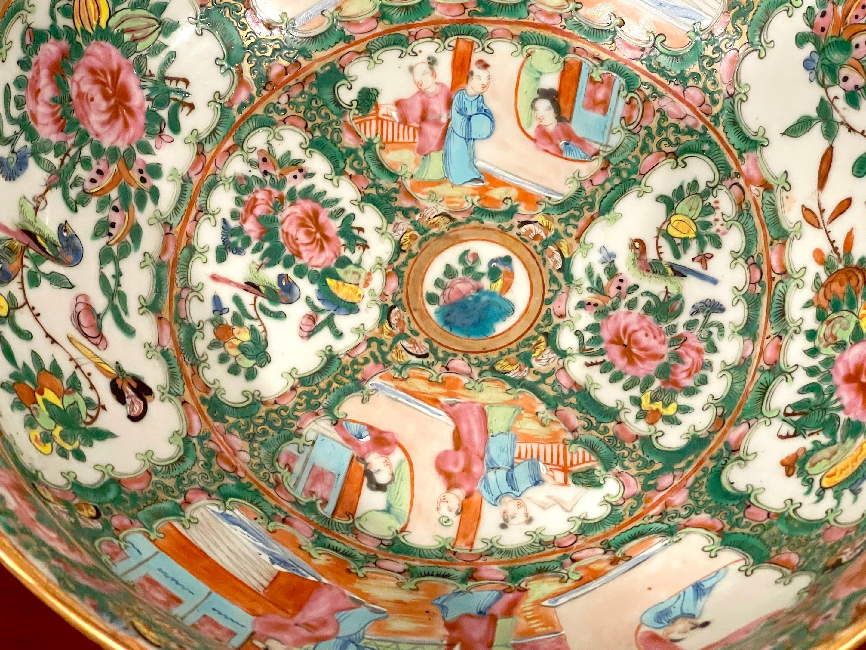 Coupe à médaillon en rosace d'exportation chinoise du 19e siècle et support en bois dur en vente 2