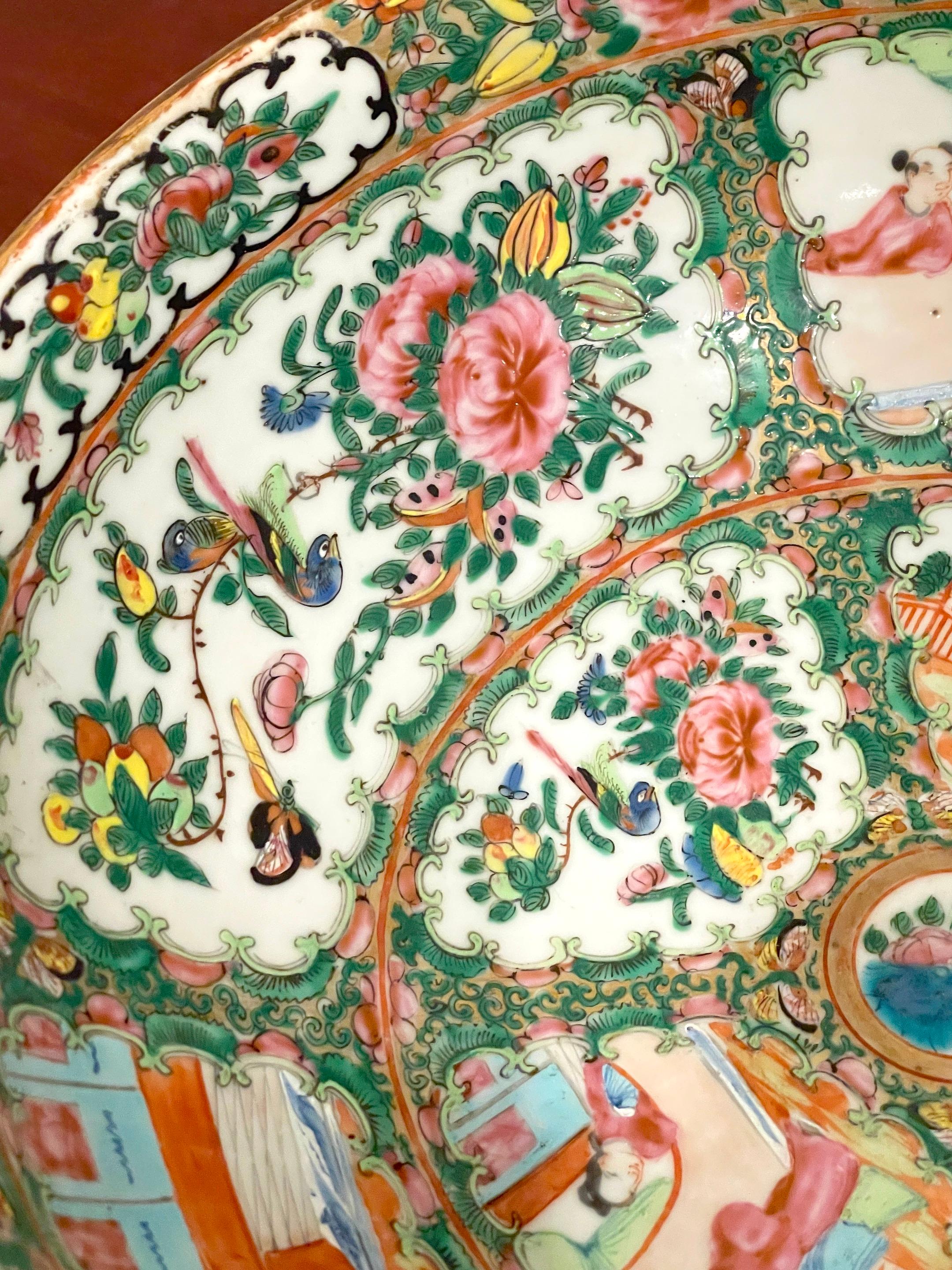 Coupe à médaillon en rosace d'exportation chinoise du 19e siècle et support en bois dur en vente 3