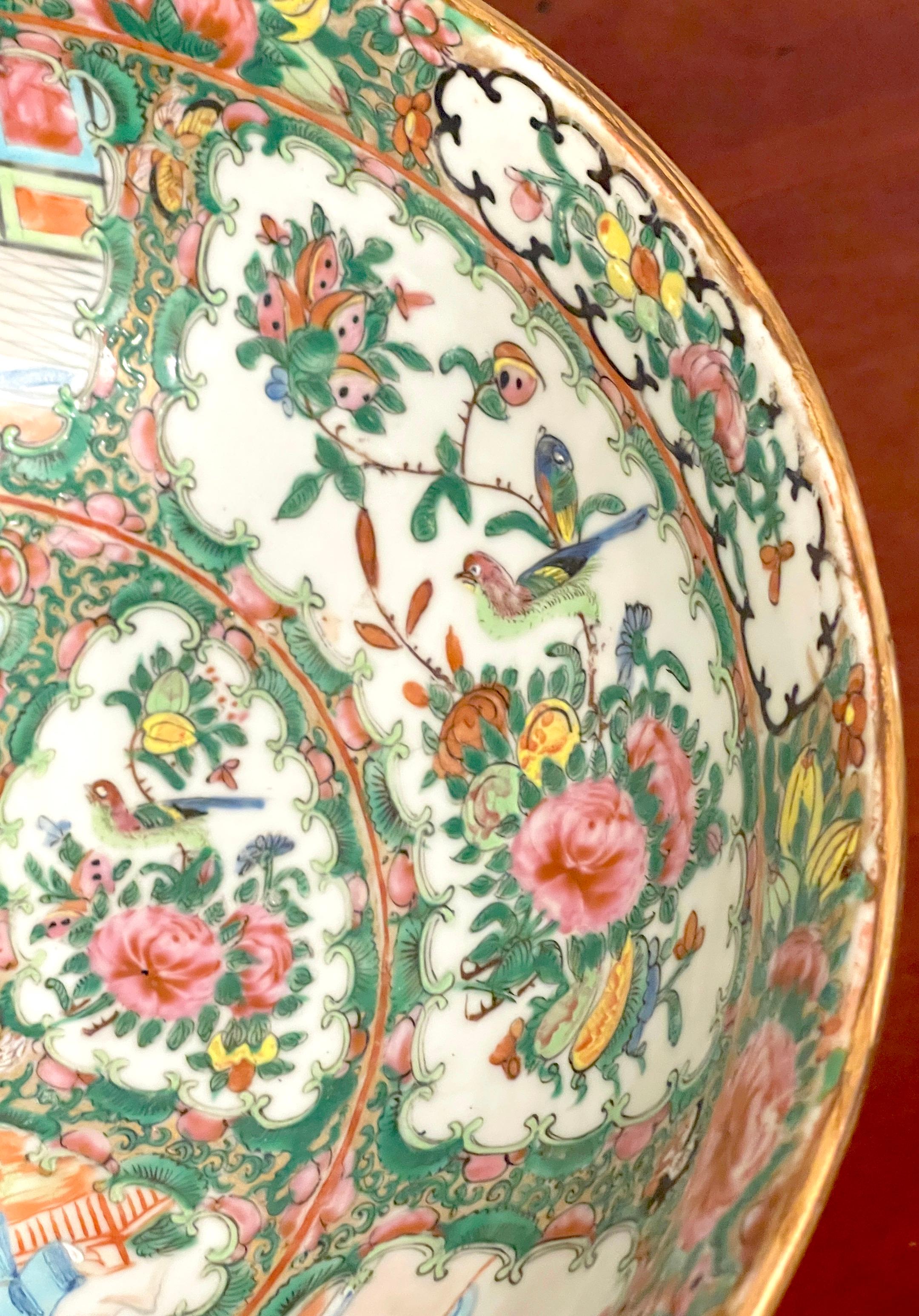 Coupe à médaillon en rosace d'exportation chinoise du 19e siècle et support en bois dur en vente 4