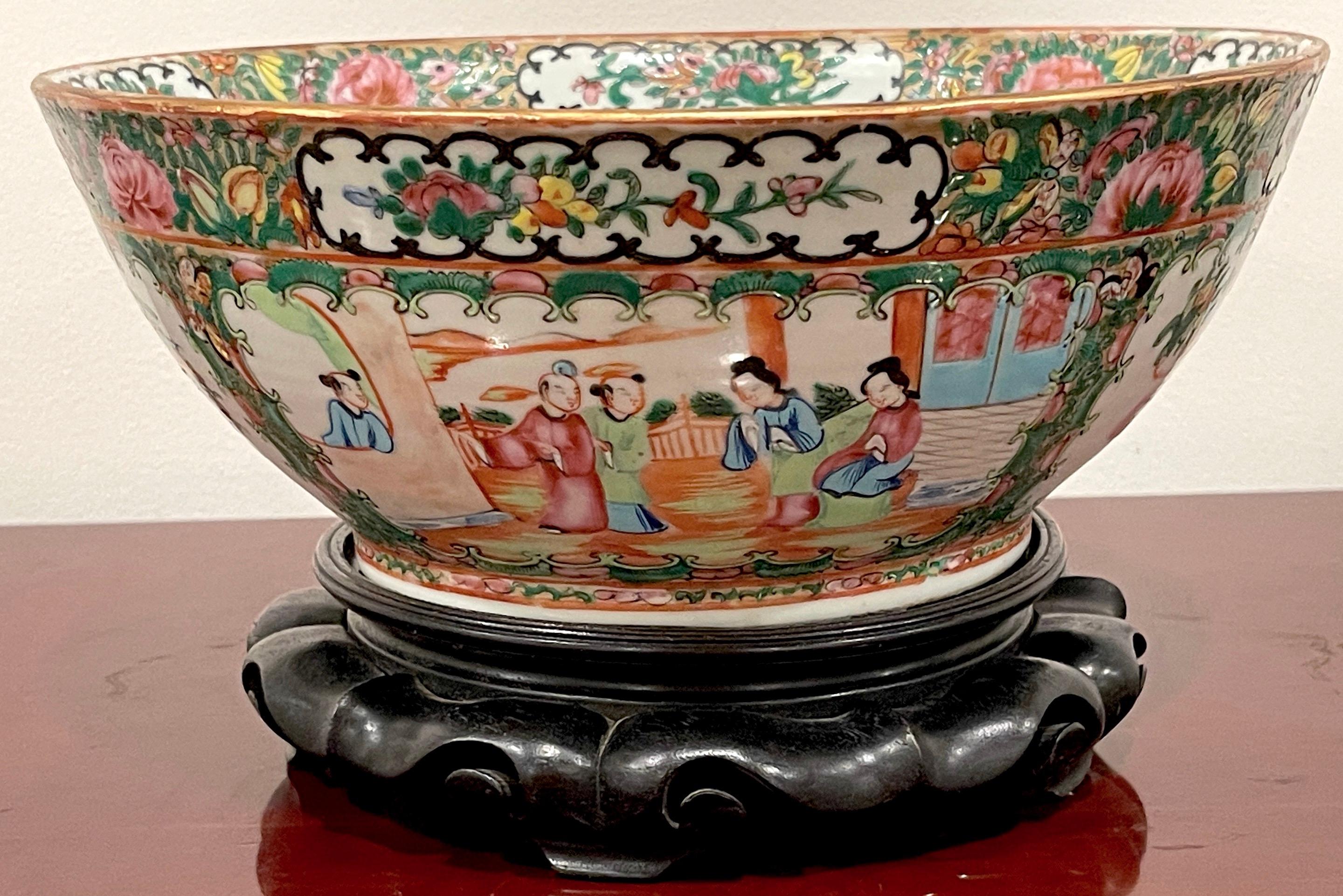 Exportation chinoise Coupe à médaillon en rosace d'exportation chinoise du 19e siècle et support en bois dur en vente